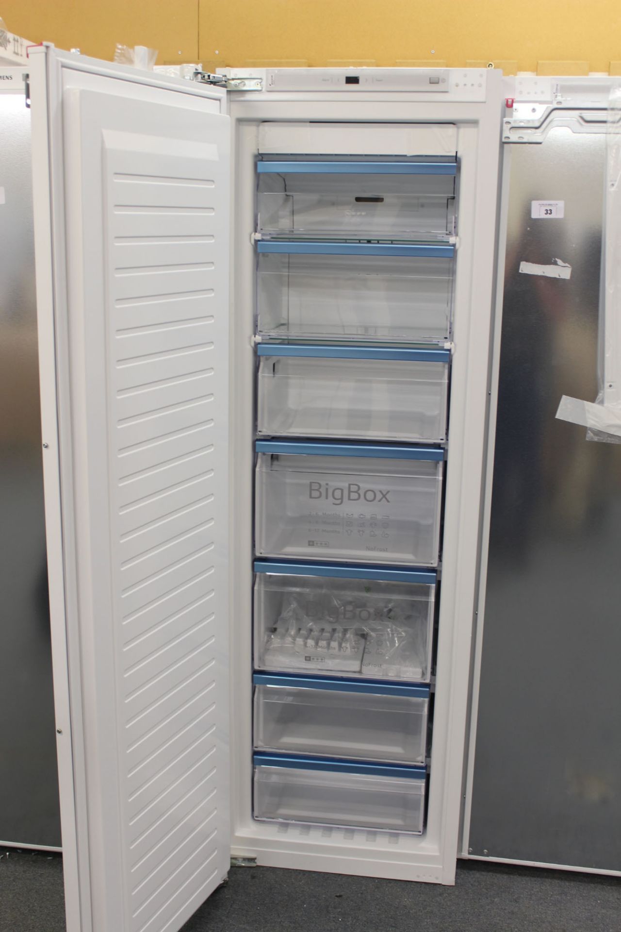 GI7813EF0GB Neff Built-in upright freezer - Image 2 of 2