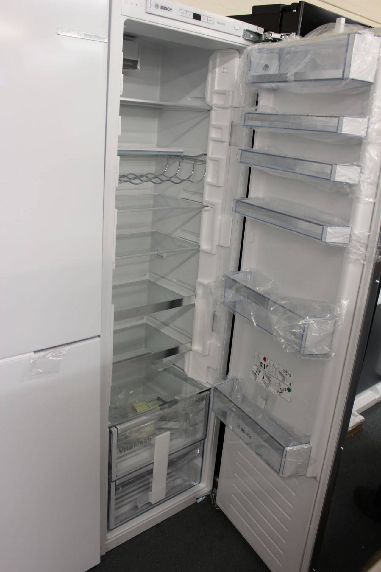 KIR81AFE0GB Bosch Built-in larder fridge - Image 2 of 2