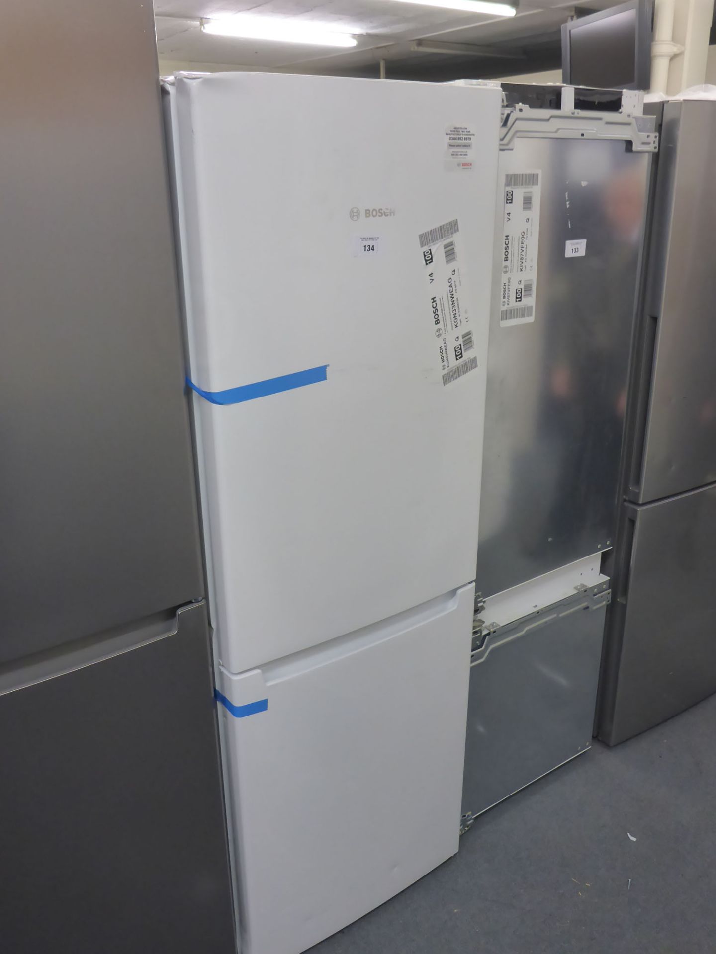 KGN33NWEAGB Bosch Free-standing fridge-freezer