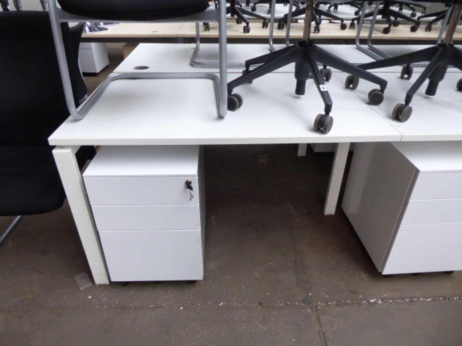 Double bank of 6 120cm white individual workstations with 6 mobile 3-drawer pedestals (assembled) - Image 3 of 3