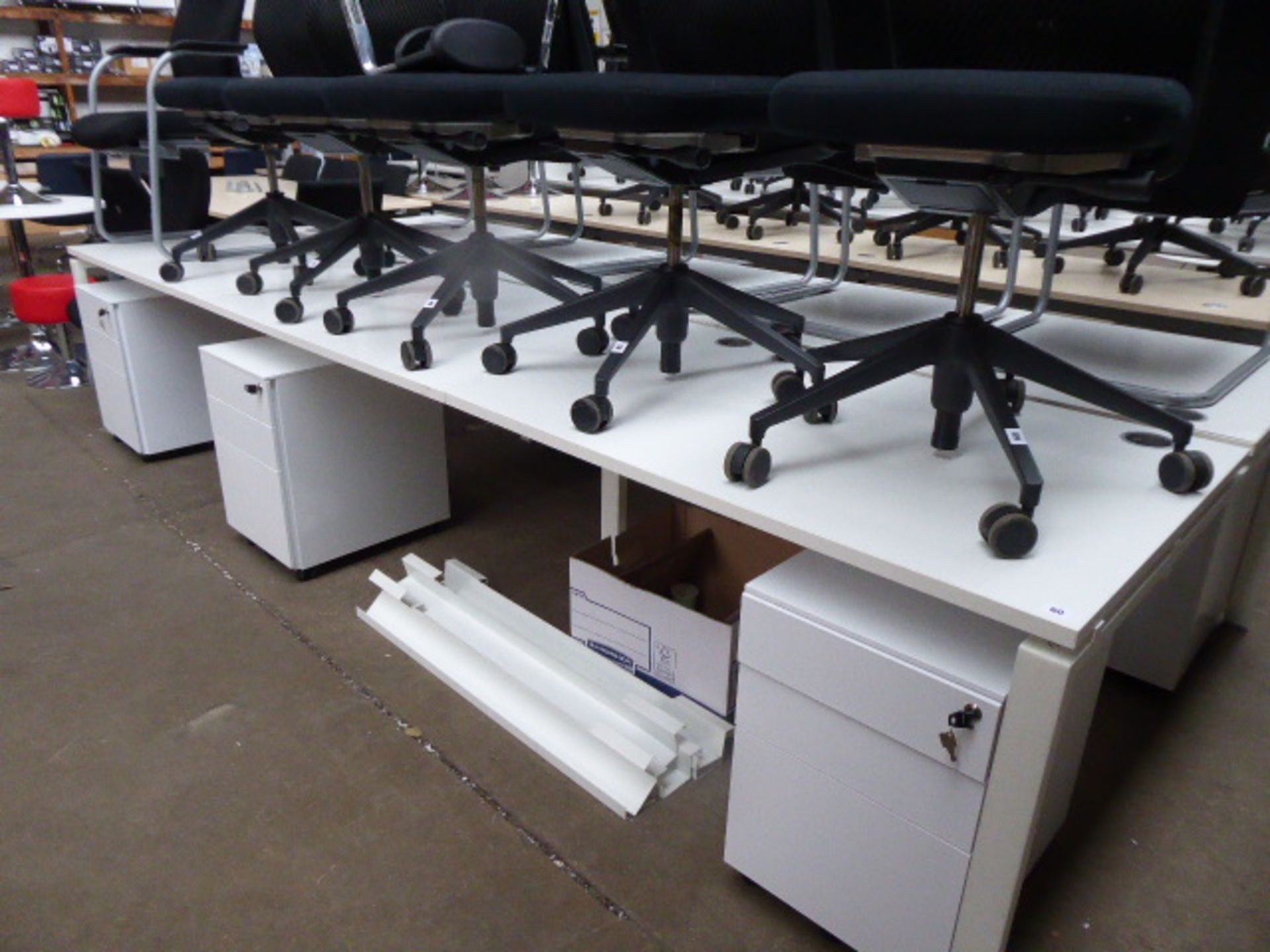 Double bank of 6 120cm white individual workstations with 6 mobile 3-drawer pedestals (assembled)