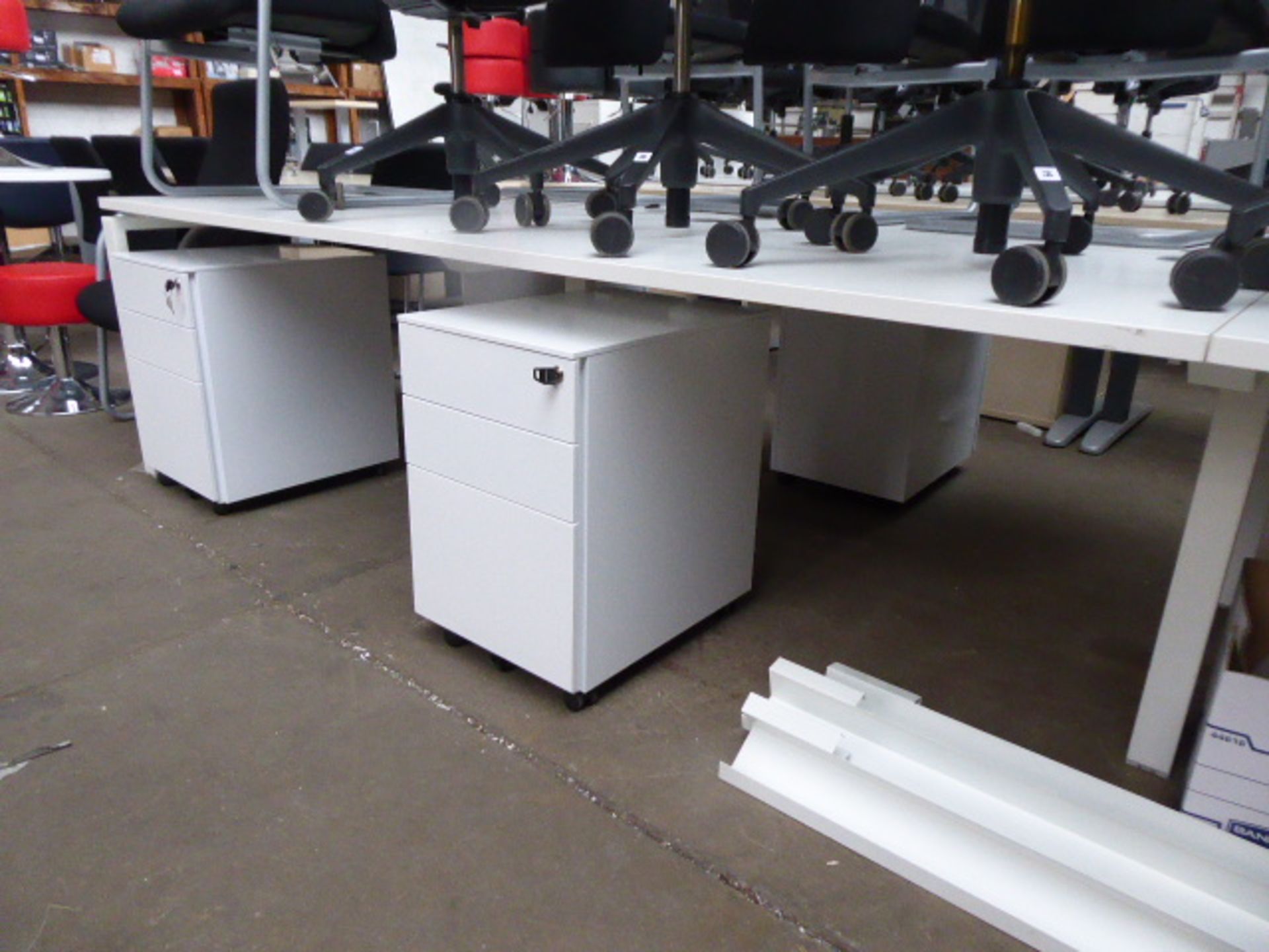 Double bank of 6 120cm white individual workstations with 6 mobile 3-drawer pedestals (assembled) - Image 2 of 3