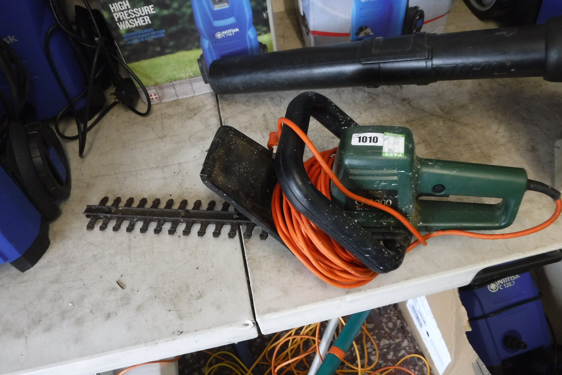 Black + Decker GT200 electric hedge cutter