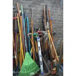 Large quantity of outdoor garden tools incl. rakes, pickaxe, spade, fork, drain rods, saws,