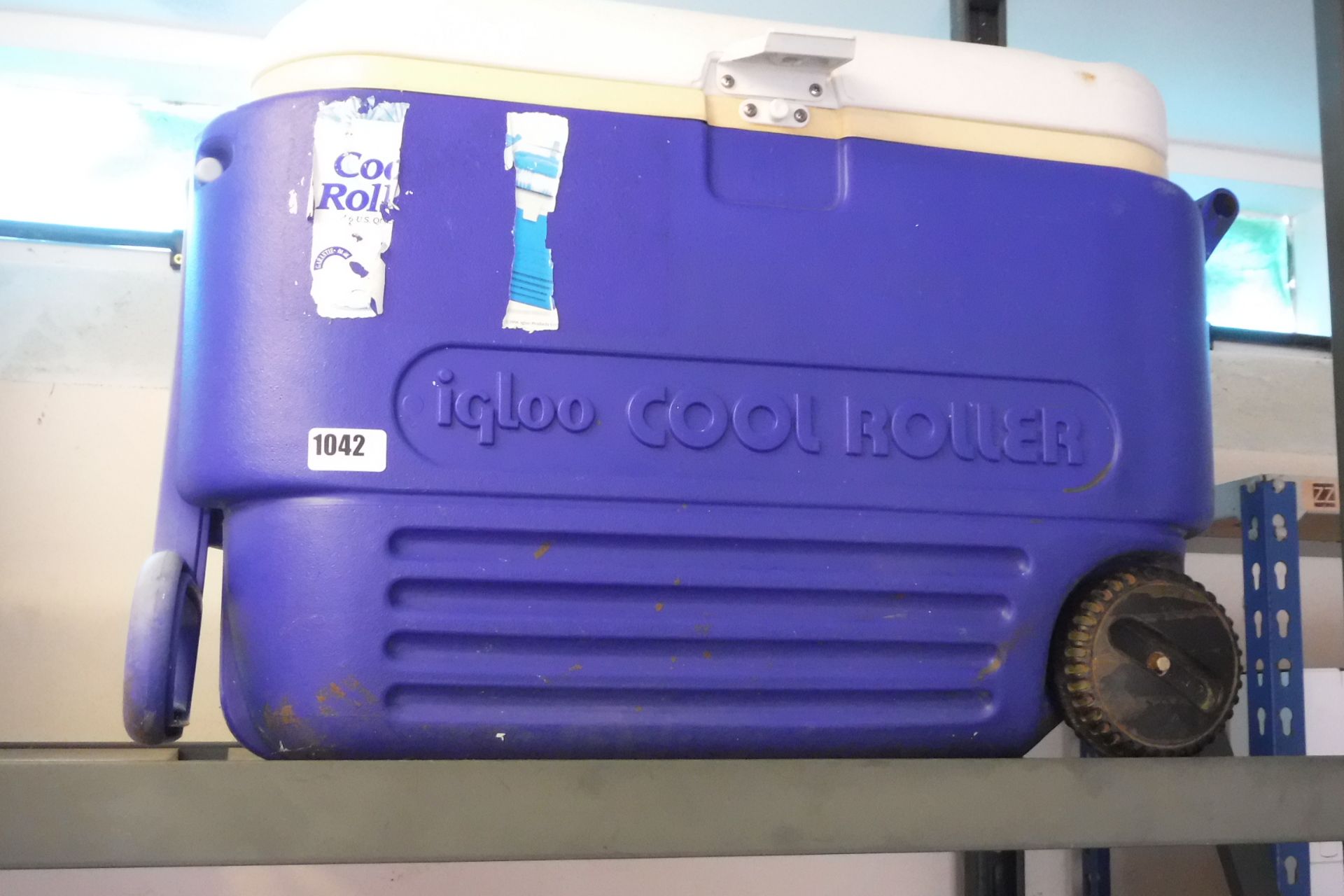 Igloo roller cool box
