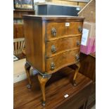 Walnut serpentine front chest of 3 drawers on cabriole legs