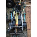 Quantity of outdoor garden tools incl. rake, fork, pickaxe, stepladder, buckets, pot movers, etc.