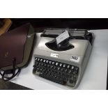 (2163) Underwood portable typewriter in case