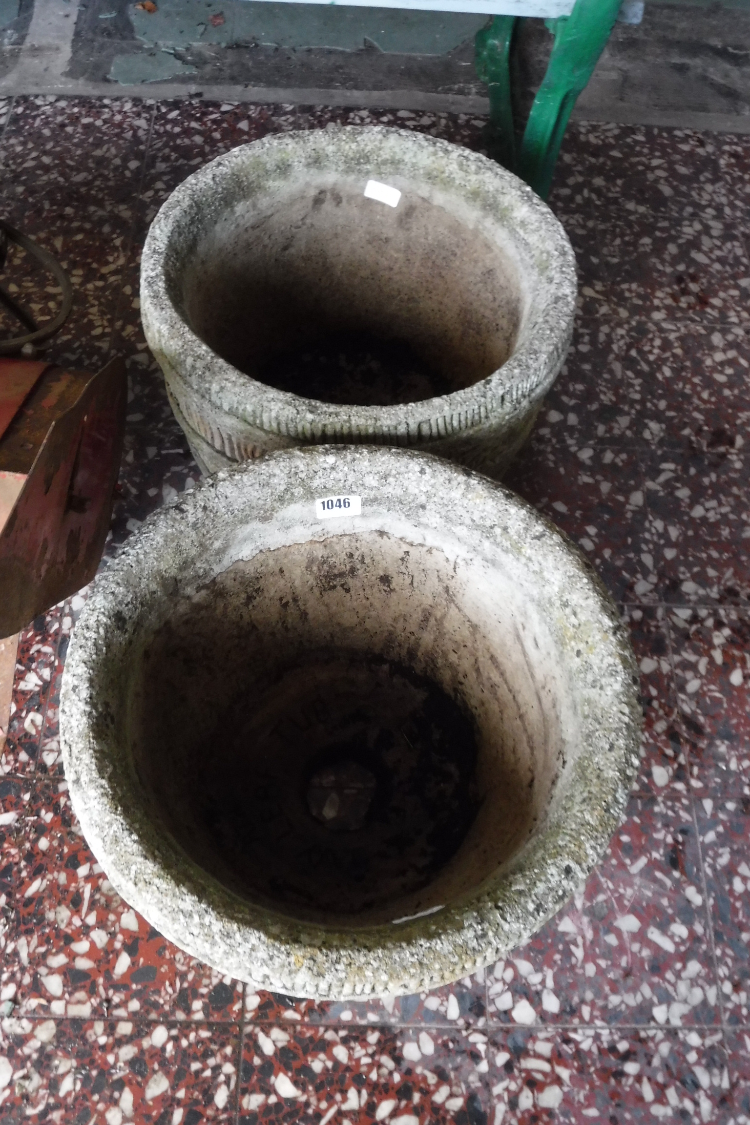 Pair of ivy leaf decoration concrete planters