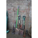 Quantity of garden hand tools incl. shovel, shears, fork, rake, hoe, etc.