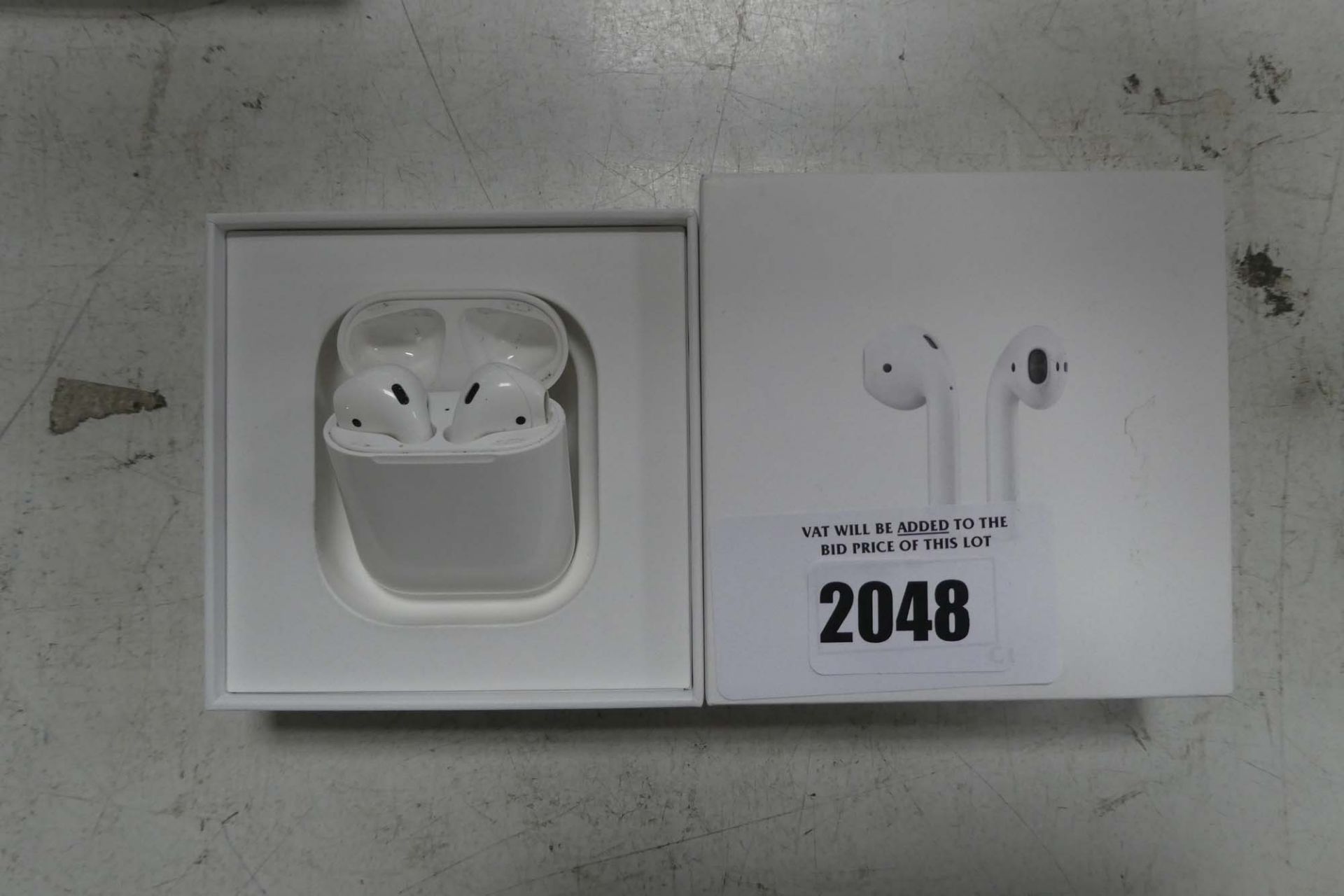 Apple airpods 1st Gen. with charging case and box