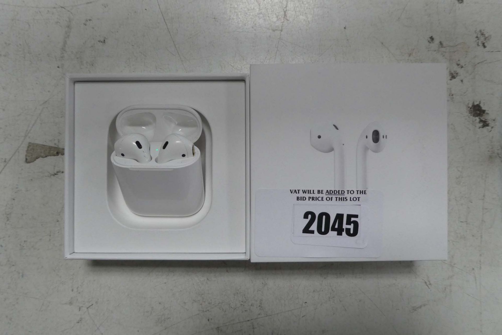 Apple airpods 1st Gen. with charging case and box