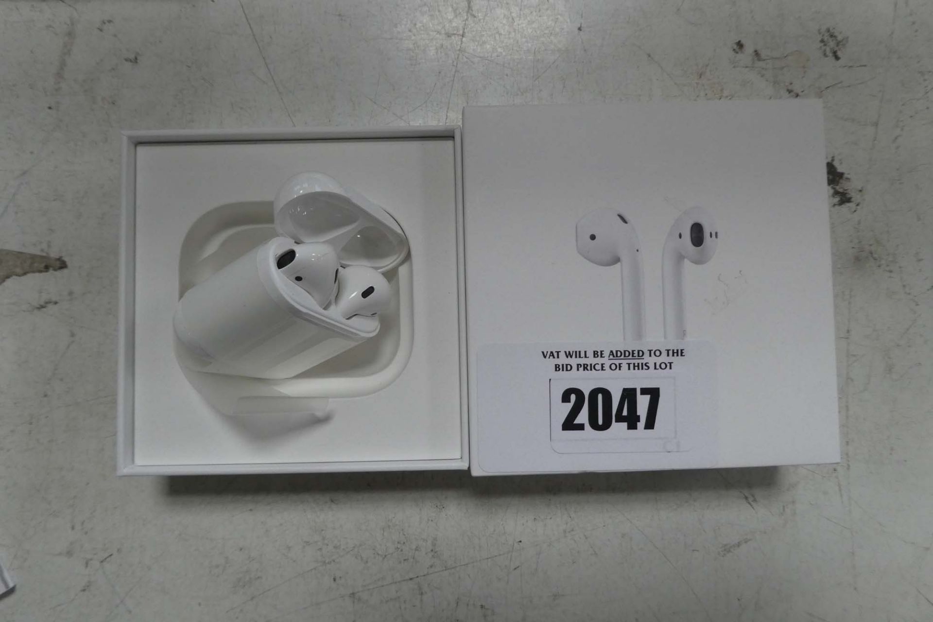 Apple airpods 1st Gen. with charging case and box