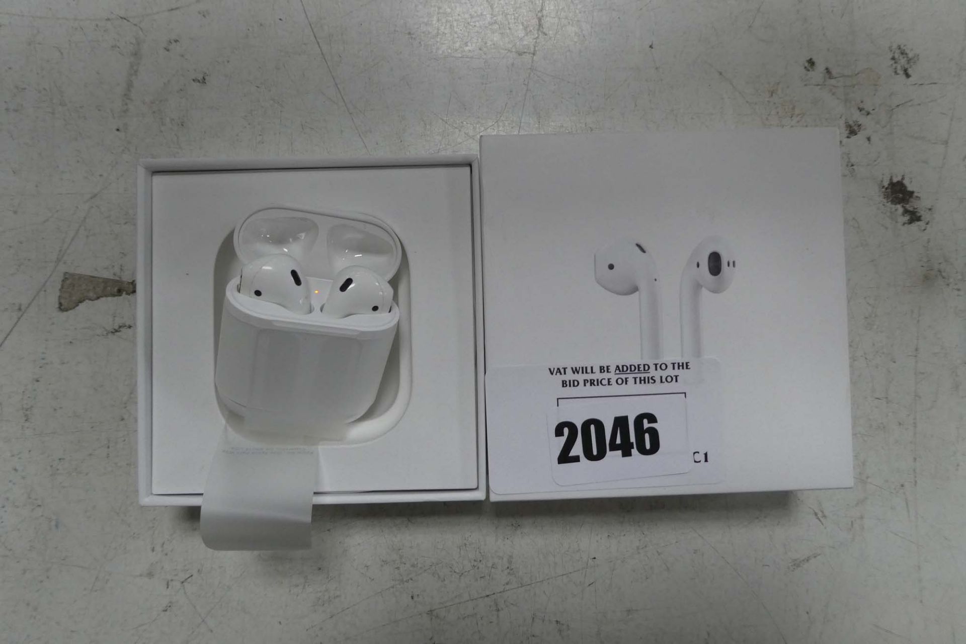 Apple airpods 1st Gen. with charging case and box