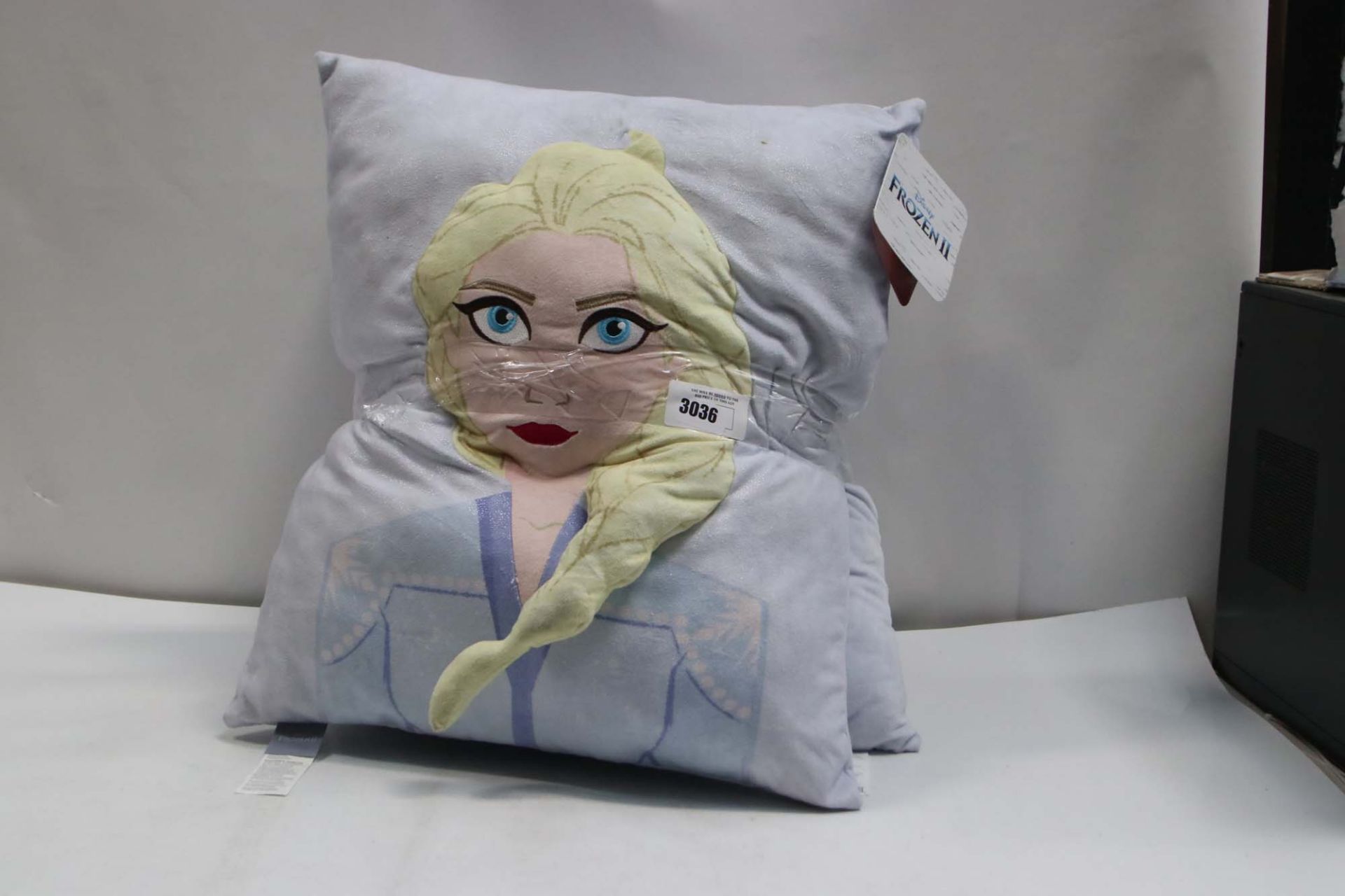 2 Frozen II pillows