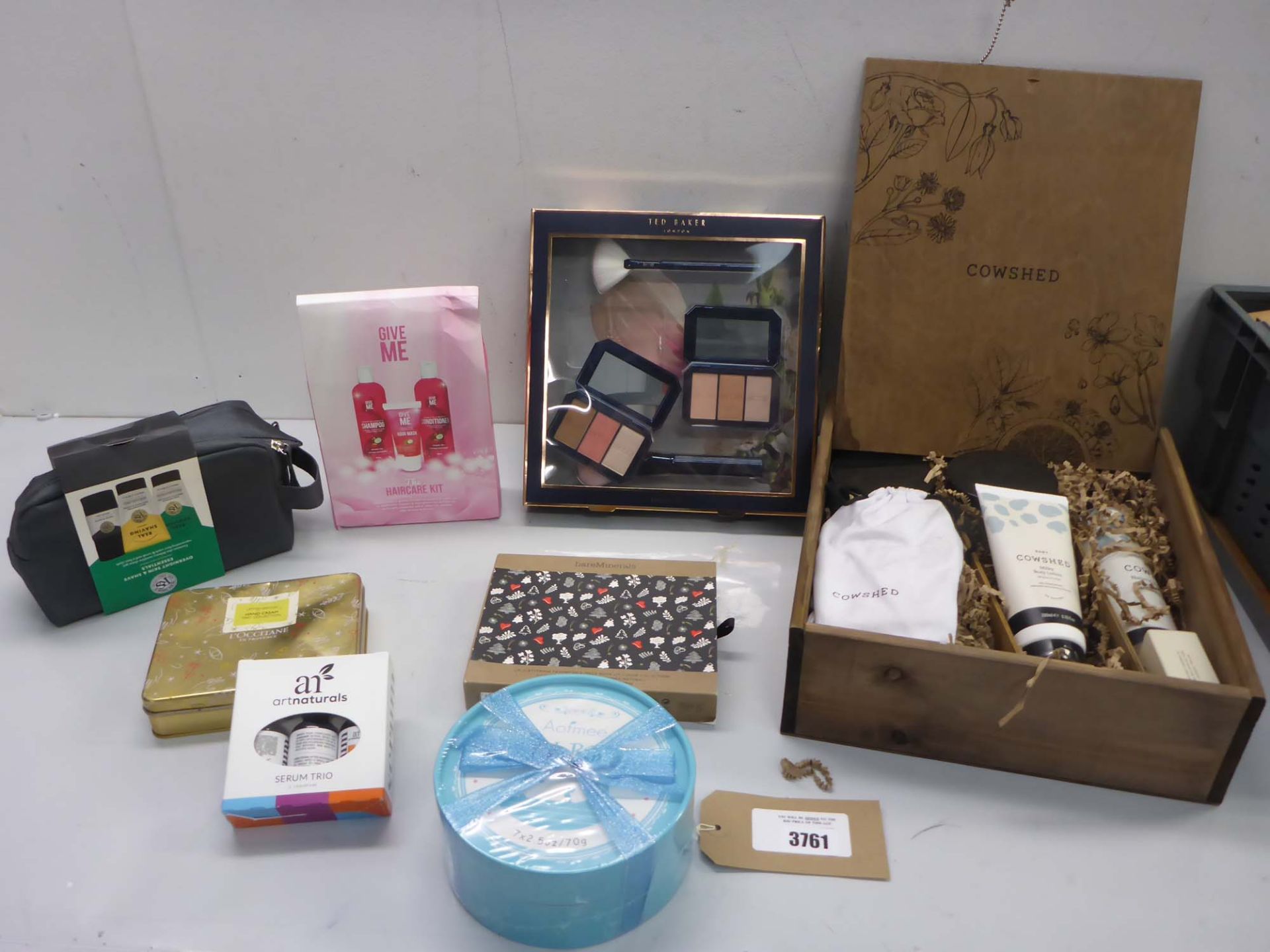8 gift box toiletry & cosmetic sets including Cowshed, Ted Baker, bareMinerals etc