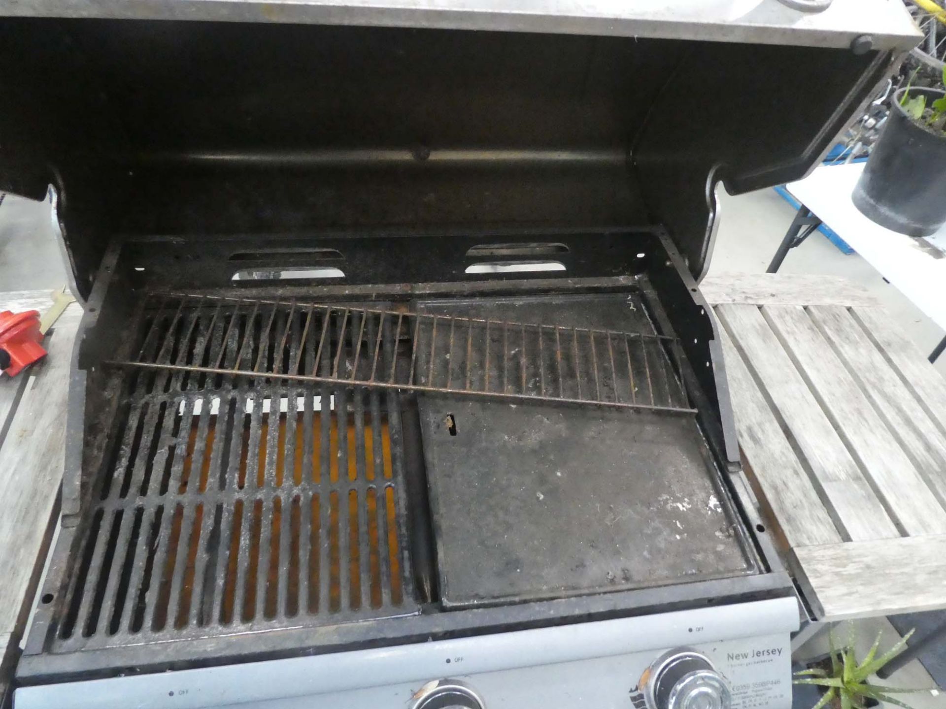 New Jersey gas burner BBQ on wooden trolley - Image 2 of 2