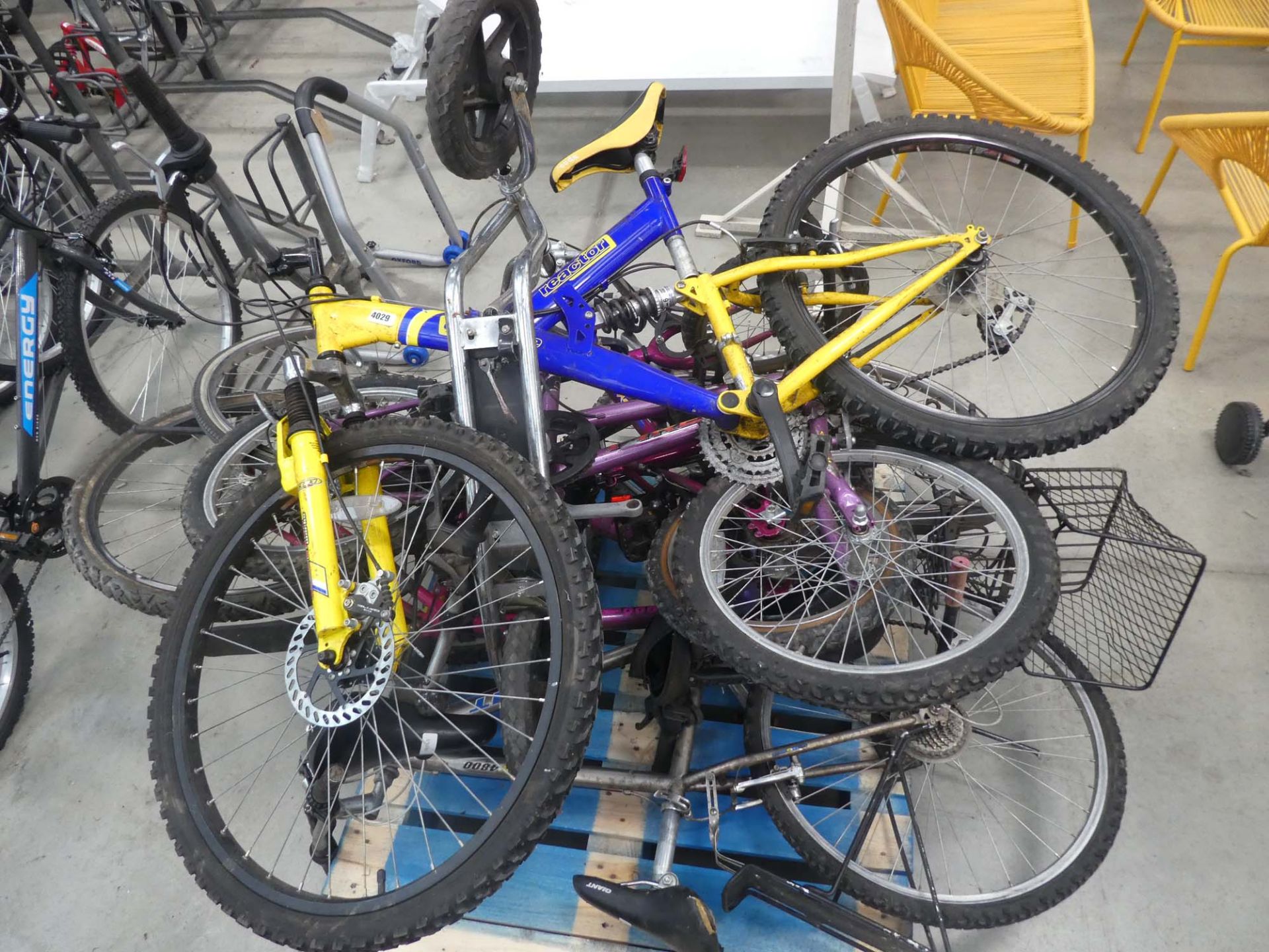 Approx. 7 assorted mountain bikes incl. childrens shopper bikes and scooter