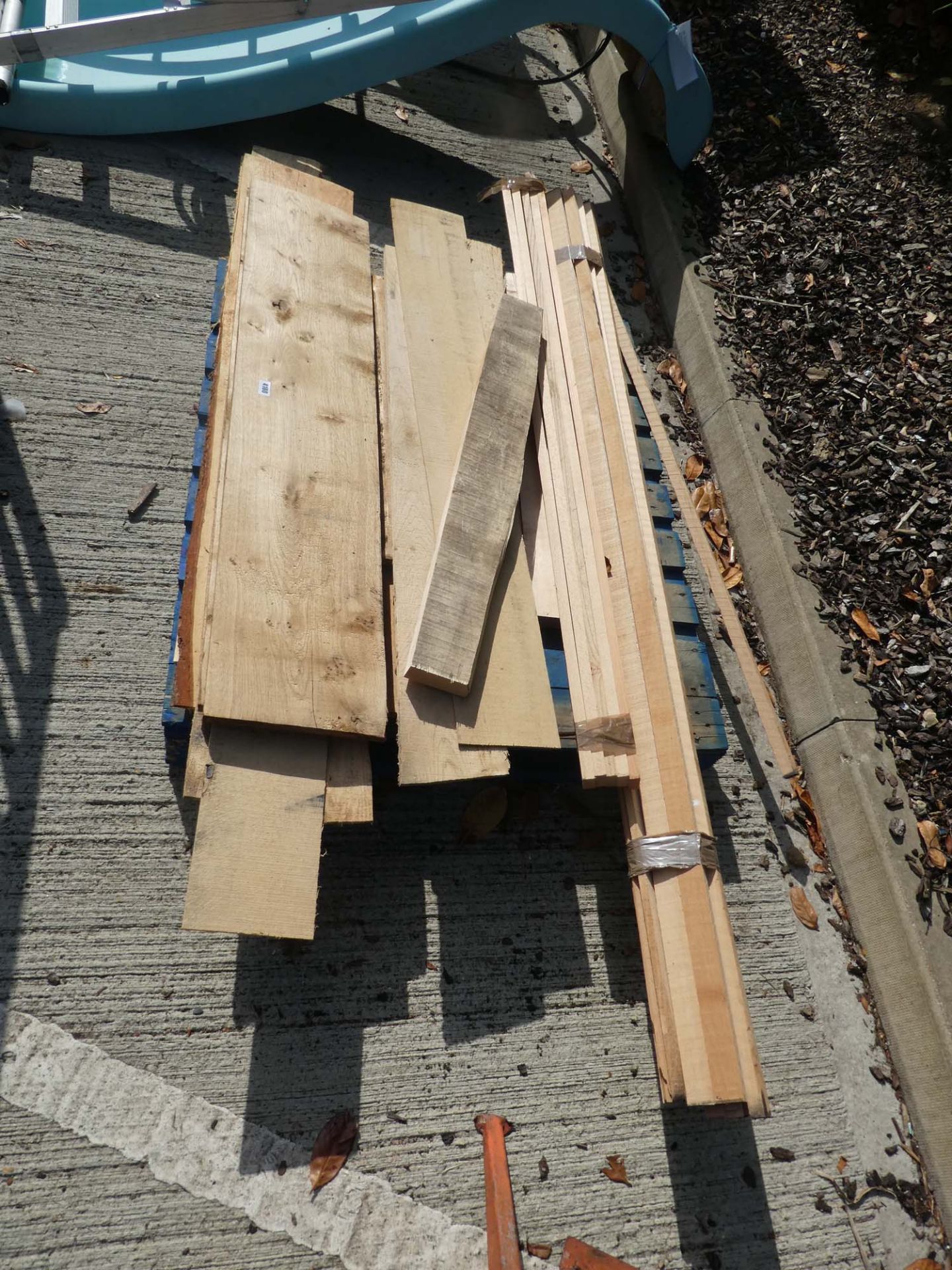 Pallet of assorted timbers