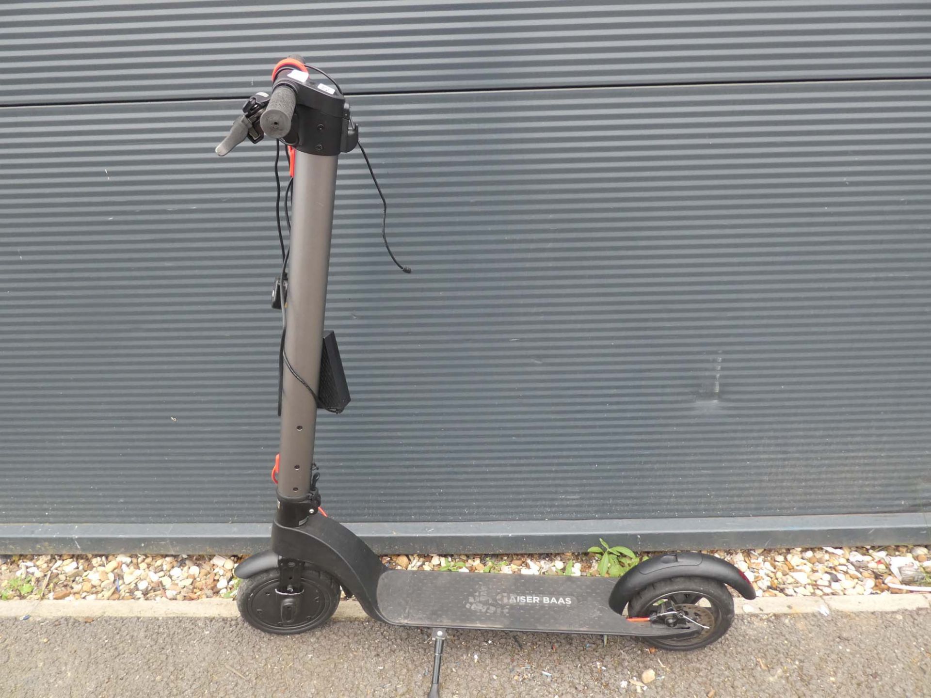 Aiser Baas electric scooter with charger