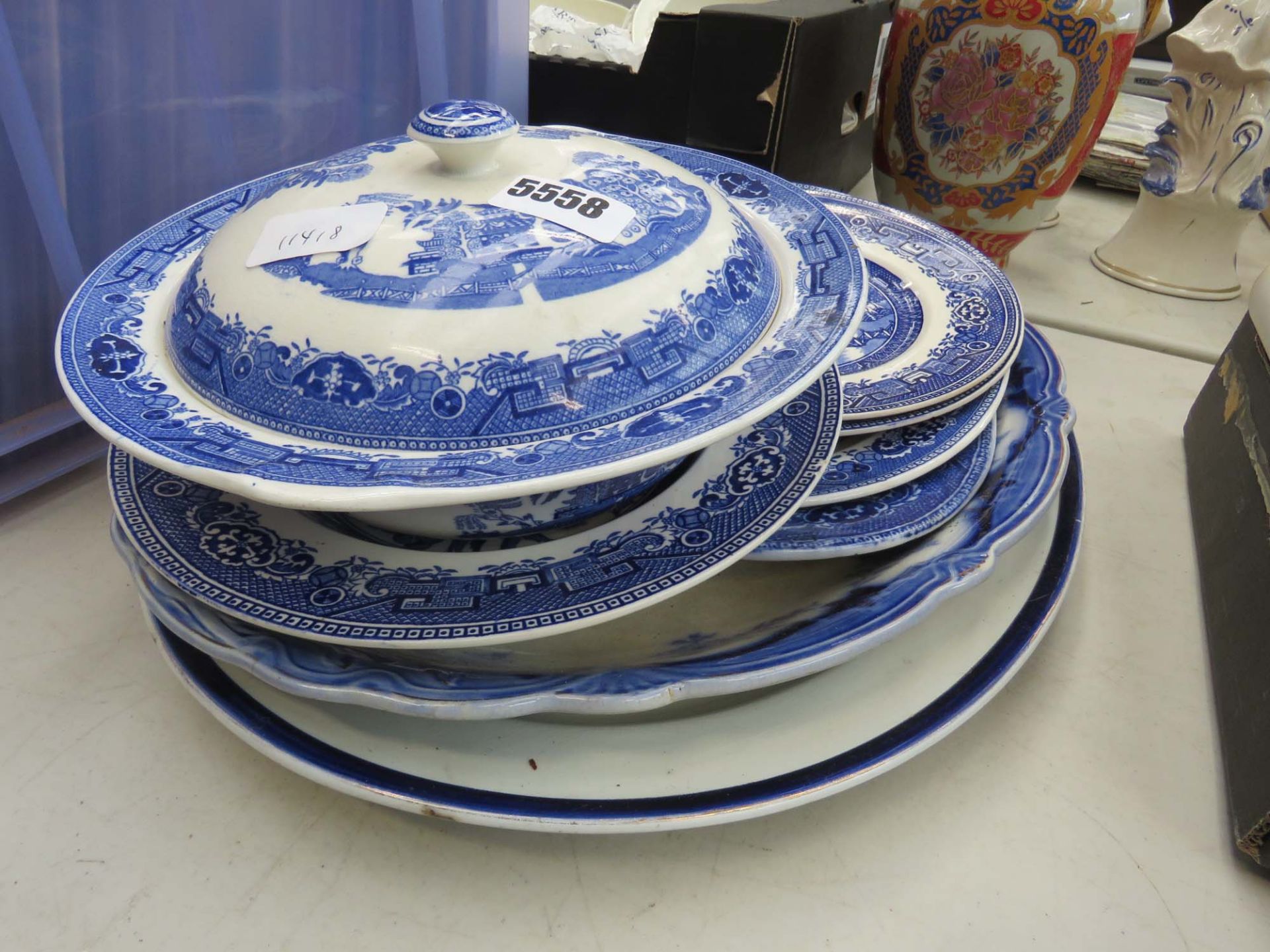 Quantity of blue and white crockery