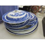 Quantity of blue and white crockery