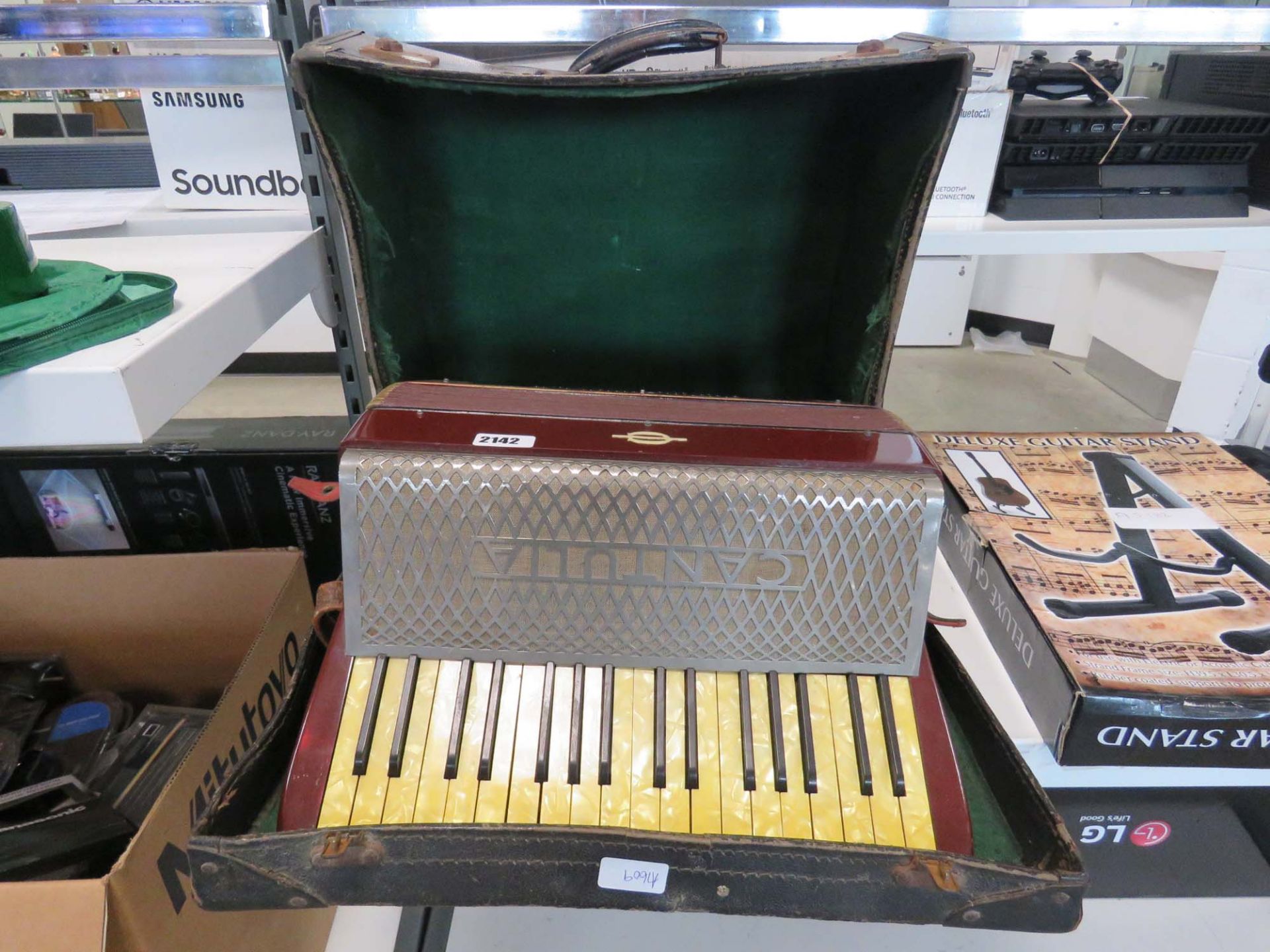 Cantula piano accordion with box