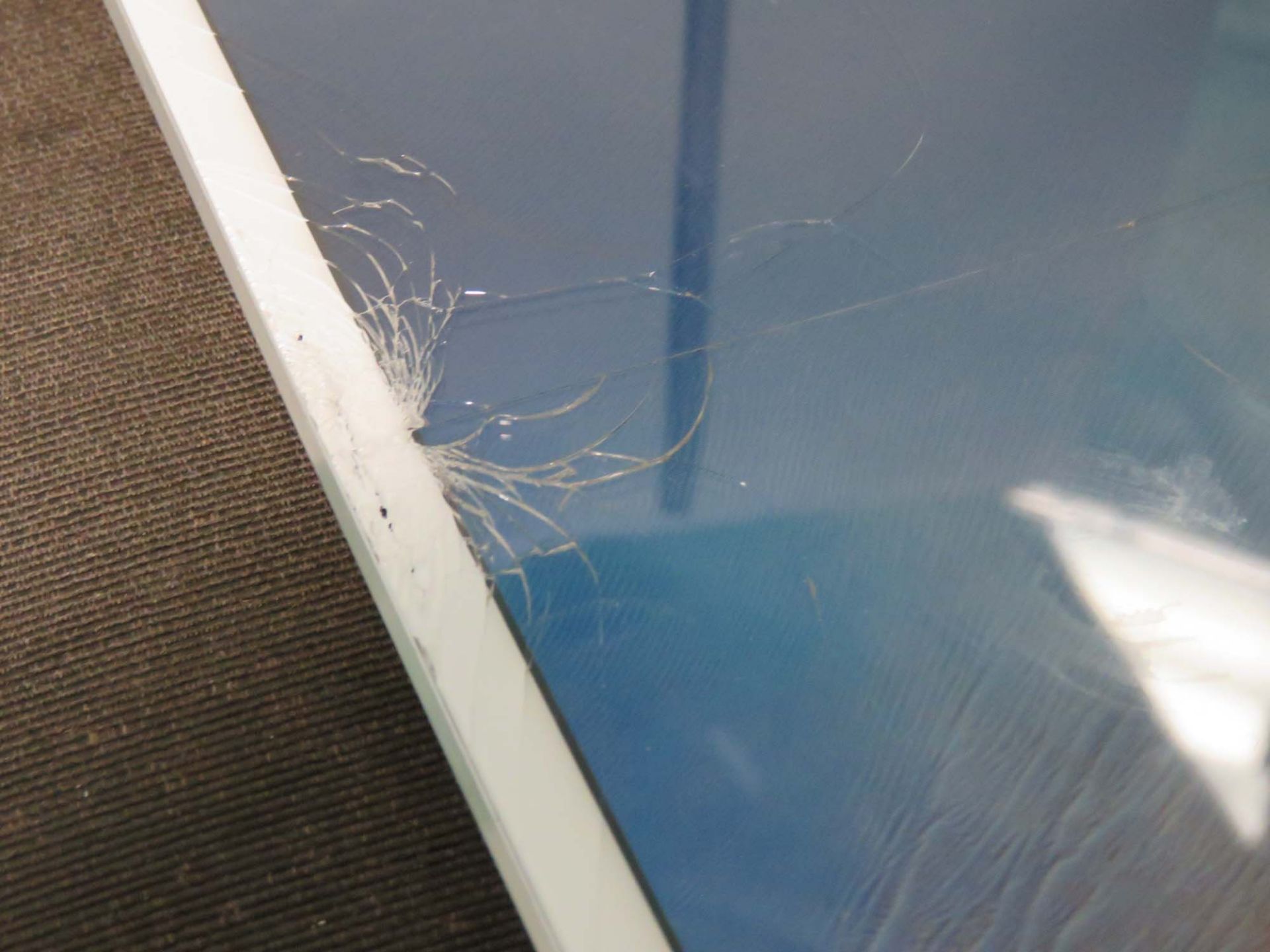 Apple iPad Mini 16gb wifi only model A1432 (cracked screen) - Image 2 of 2