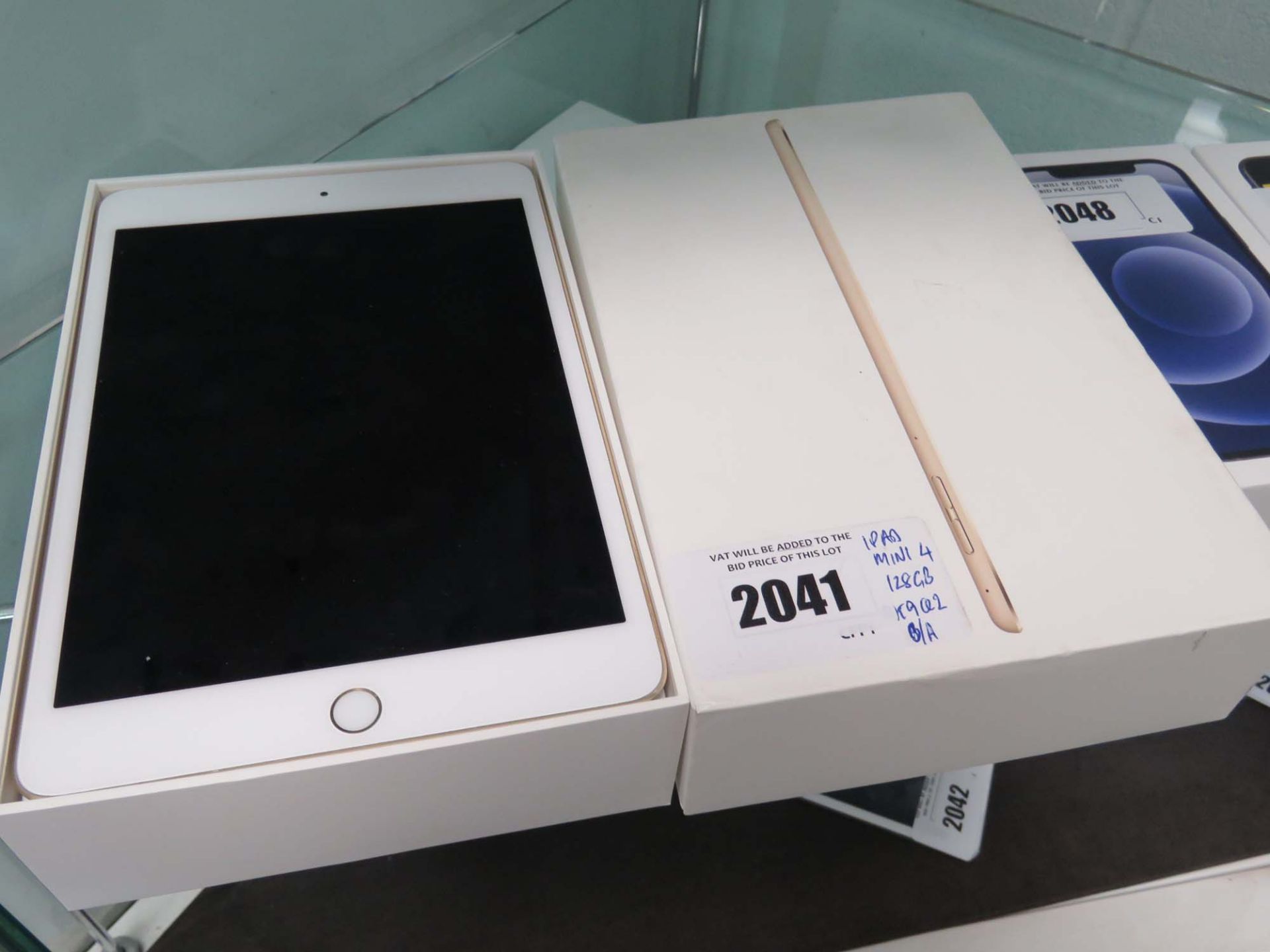 iPad Mini 4 128gb model A1538 with box