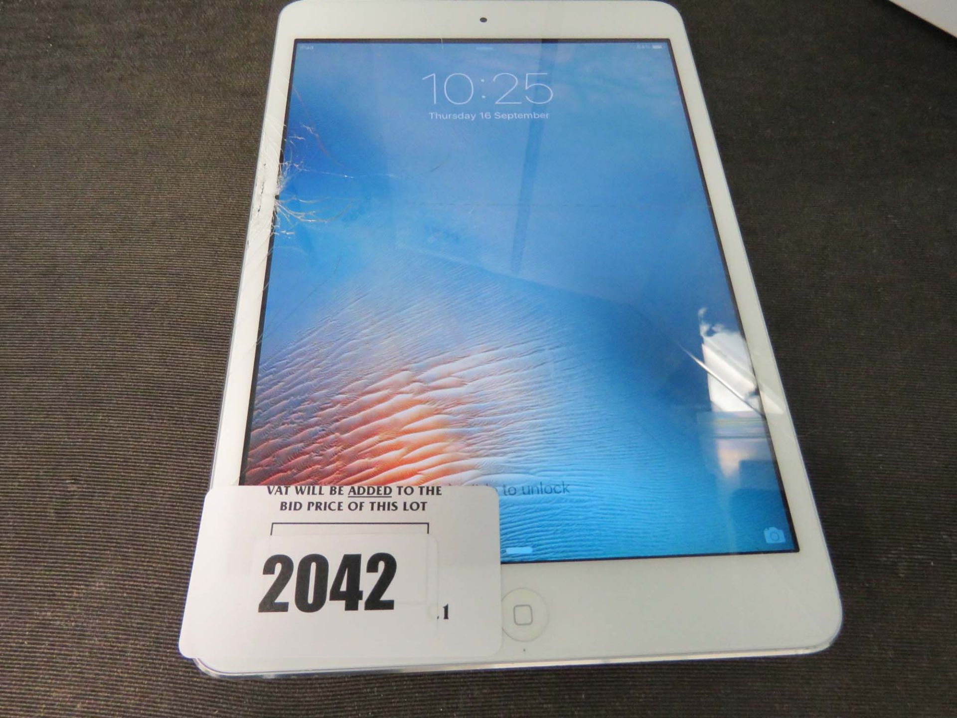 Apple iPad Mini 16gb wifi only model A1432 (cracked screen)
