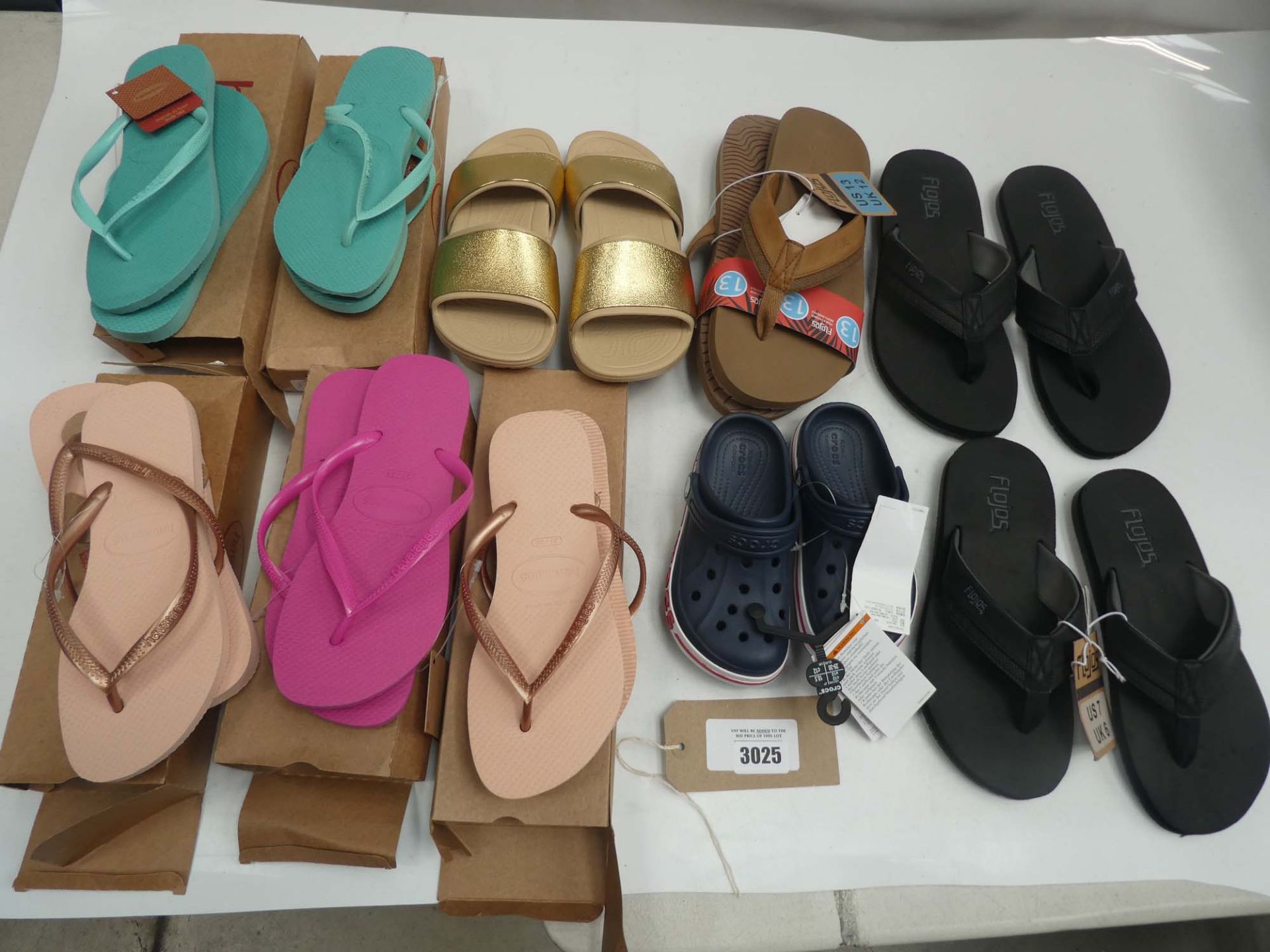 Bag of sandals and flip flops to include Flojos, Crocs and Havaianas in various sizes