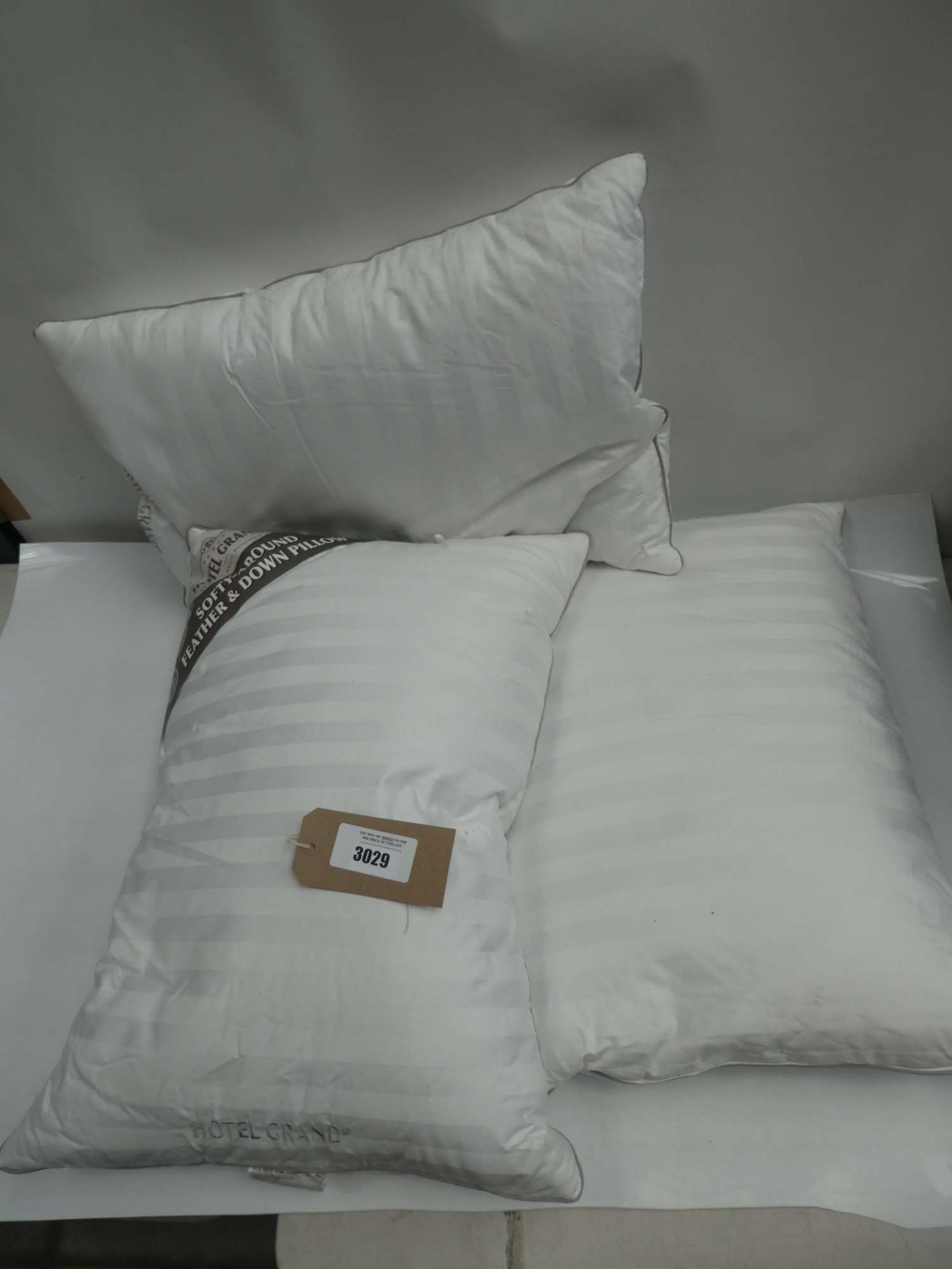 3 Hotel Grand pillows