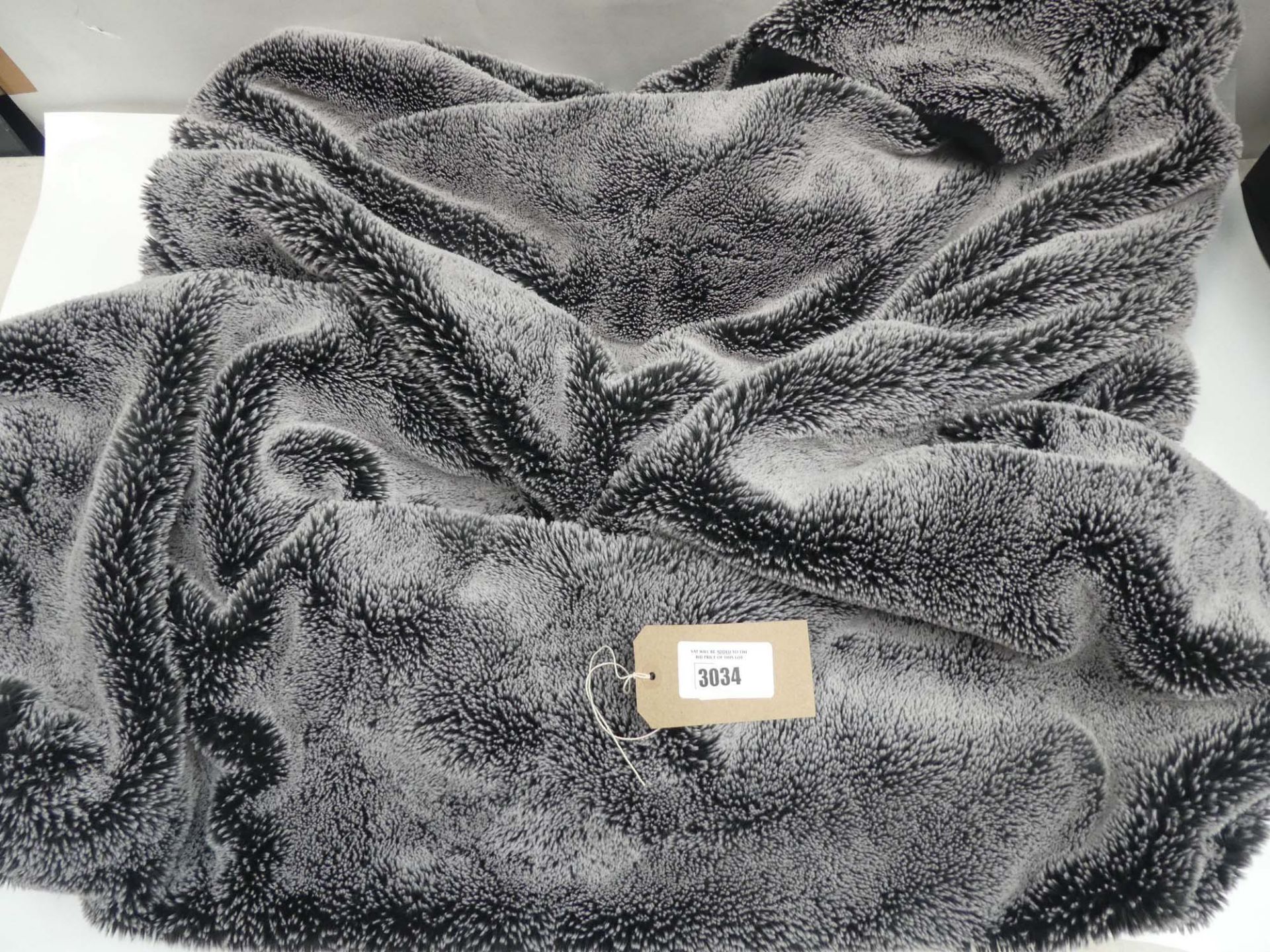 Mon Chateau collection black & grey faux fur throw