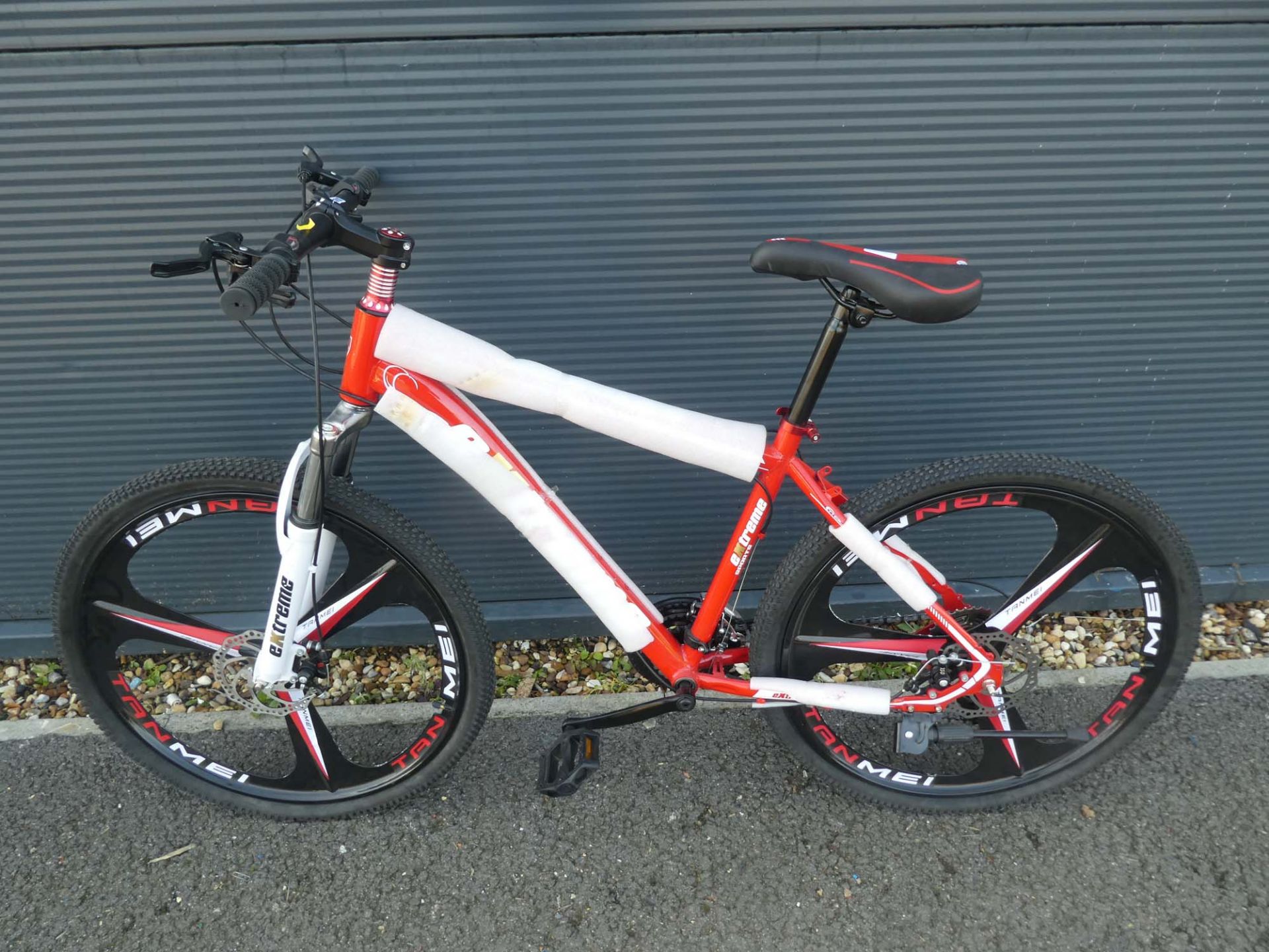 Red Extreme gents mountain bike