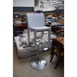 5186 - Circular glass topped table on chrome support with 2 stacking plastic chairs in white