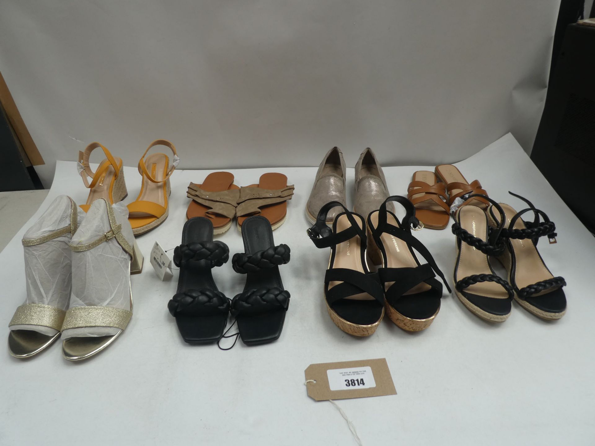 Bag of loose assorted ladies shoes (approx 13 pairs, some used)