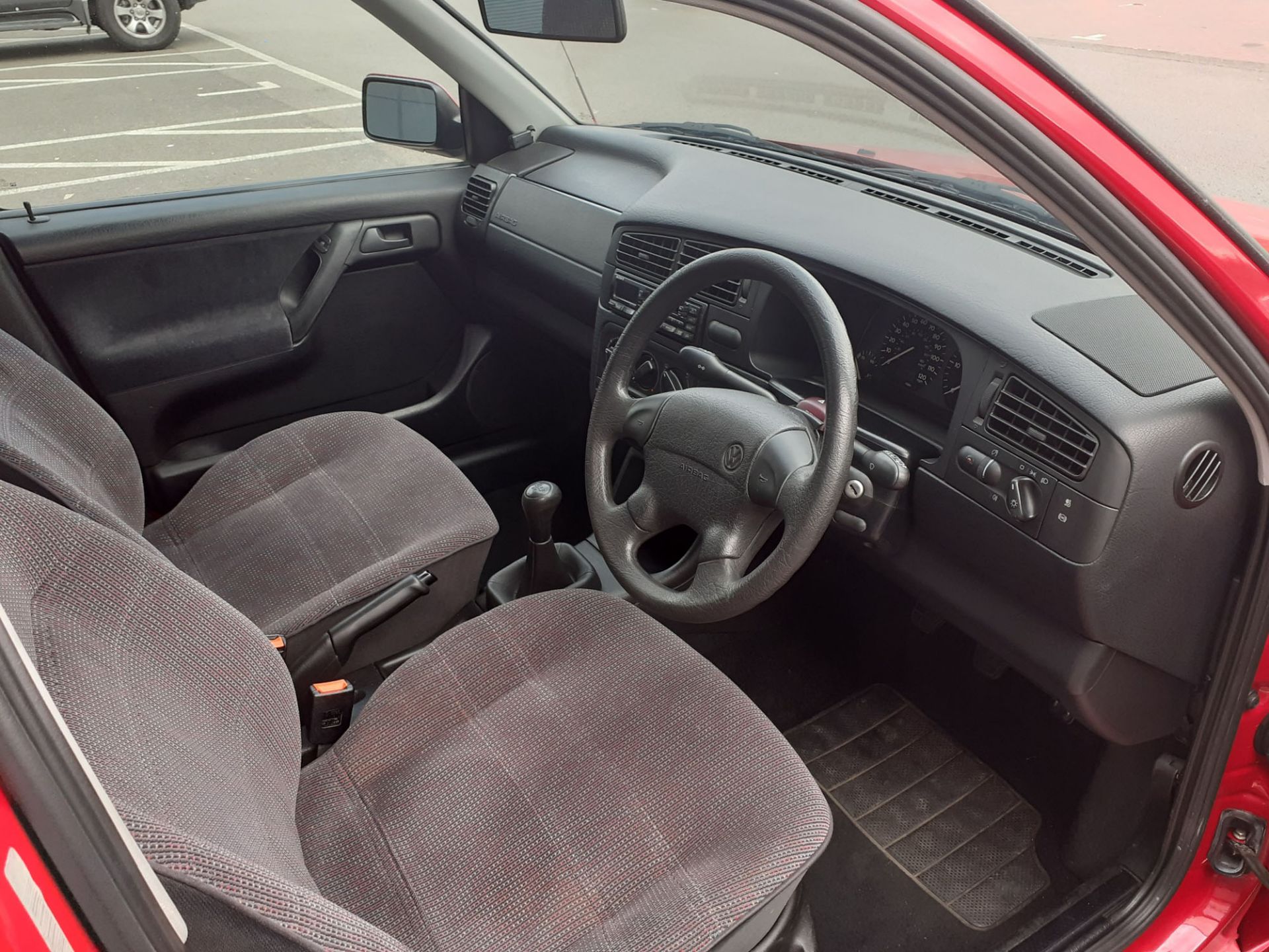M270 MHV Volkswagen Golf GL TDI, 5 door hatchback in red, 1896cc, first registered 08/03/1995, V5 - Image 5 of 11