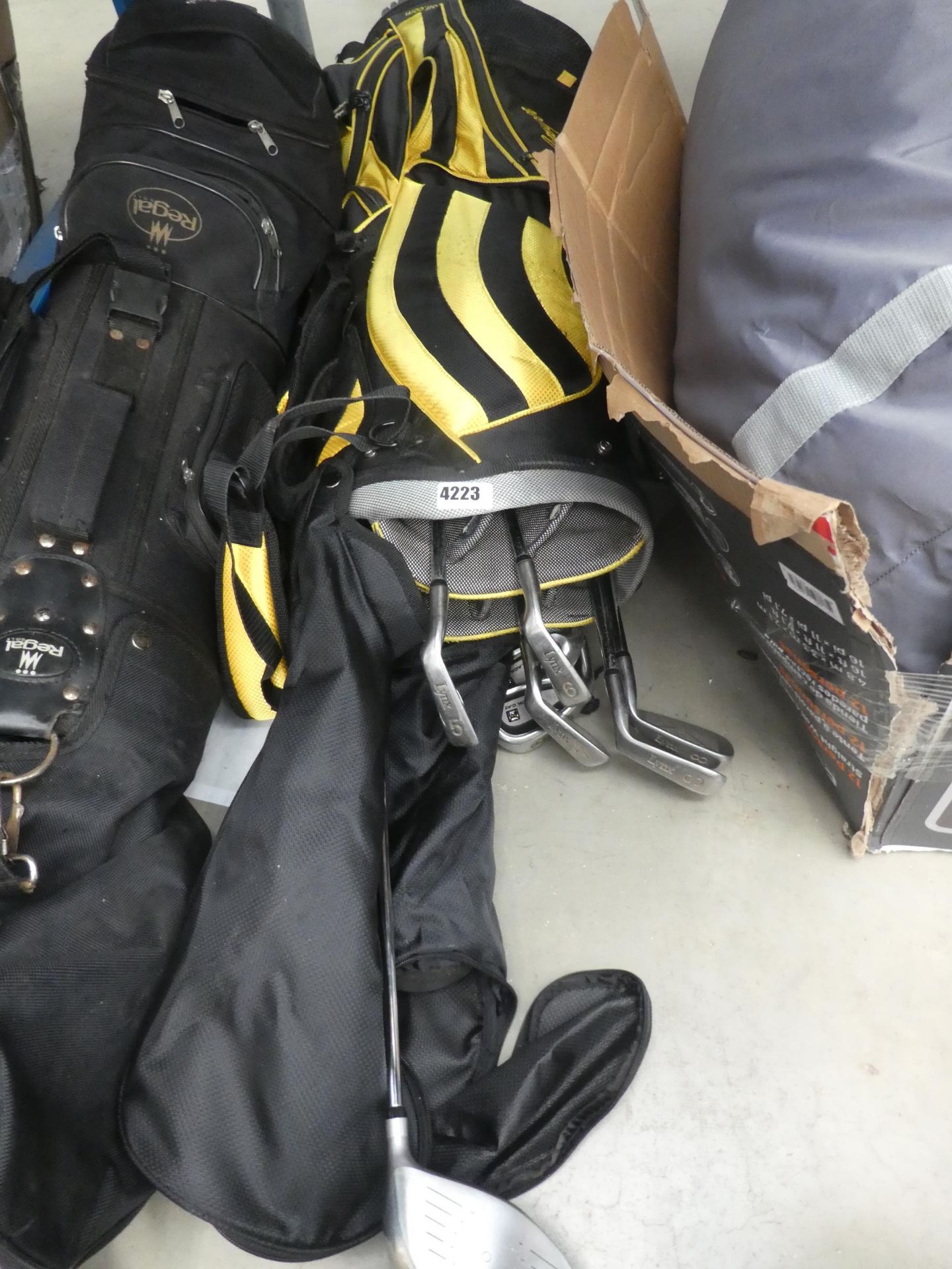 Golf bag in black and yellow with golf clubs