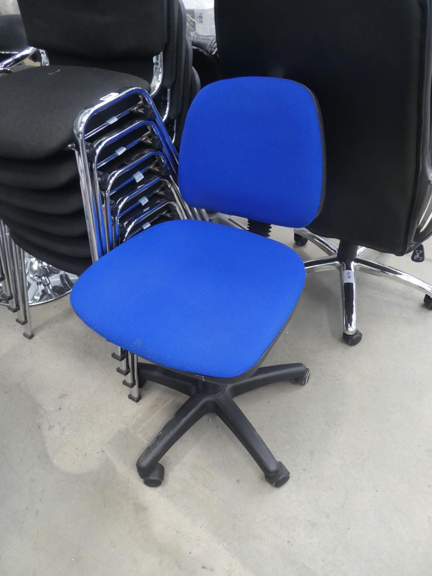 4323 - Blue cloth operators chair