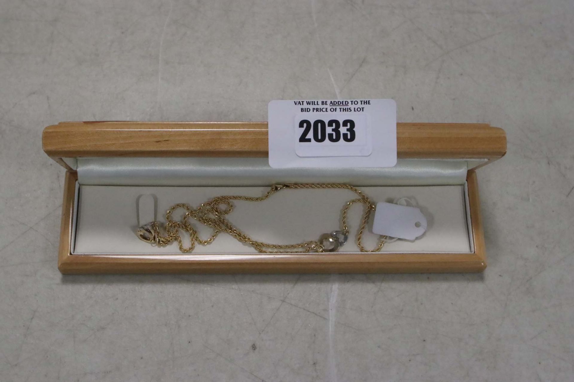 14kt 585 hallmarked necklace with case