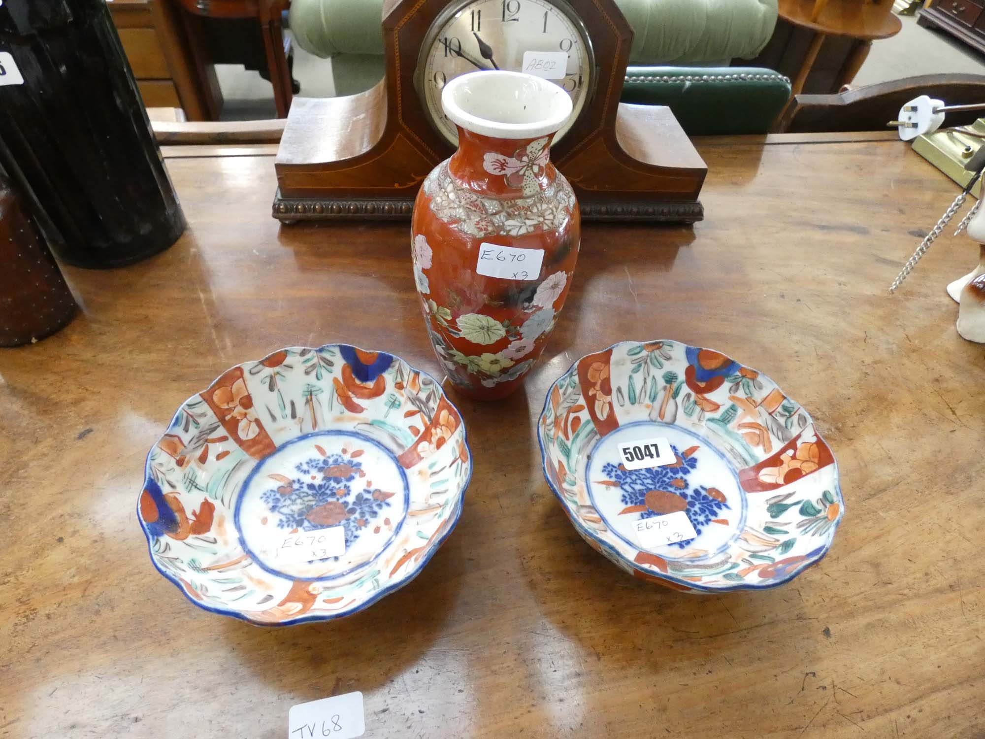 Pair of Chinese bowls in the Imari palette, together with a European similar vase