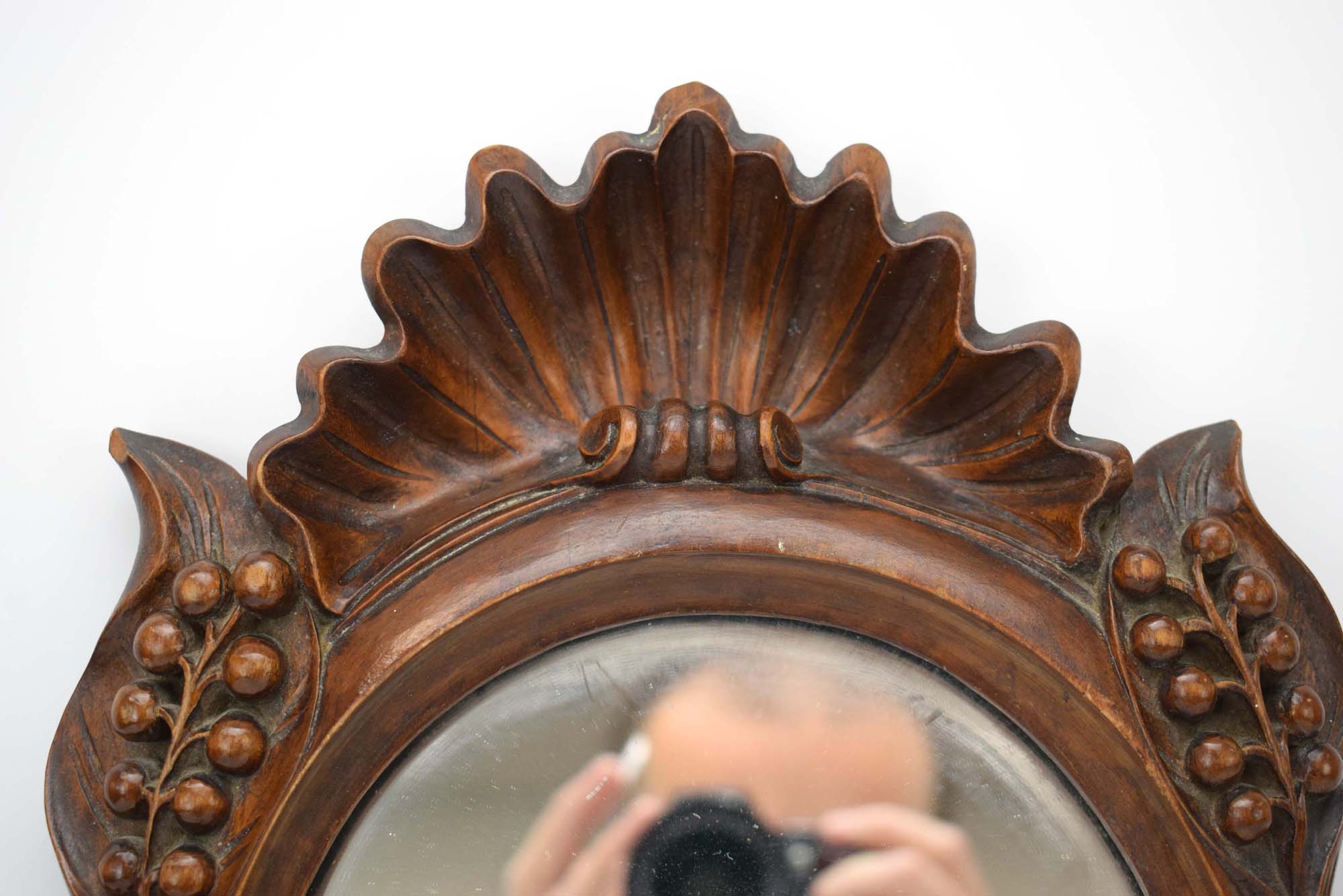 A Continental carved wall mirror, - Image 4 of 7