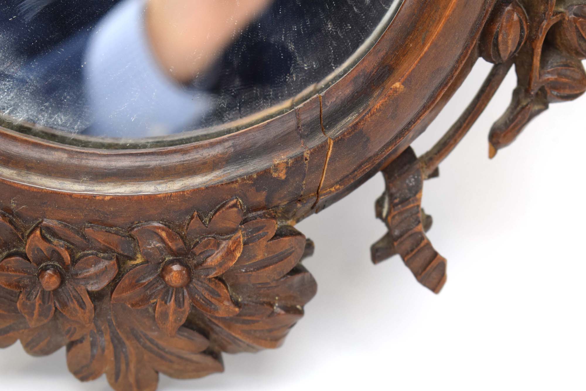 A Continental carved wall mirror, - Image 3 of 7