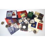 A mixed group of collectable coins including a silver Golden Wedding Guernsey £1 coin,