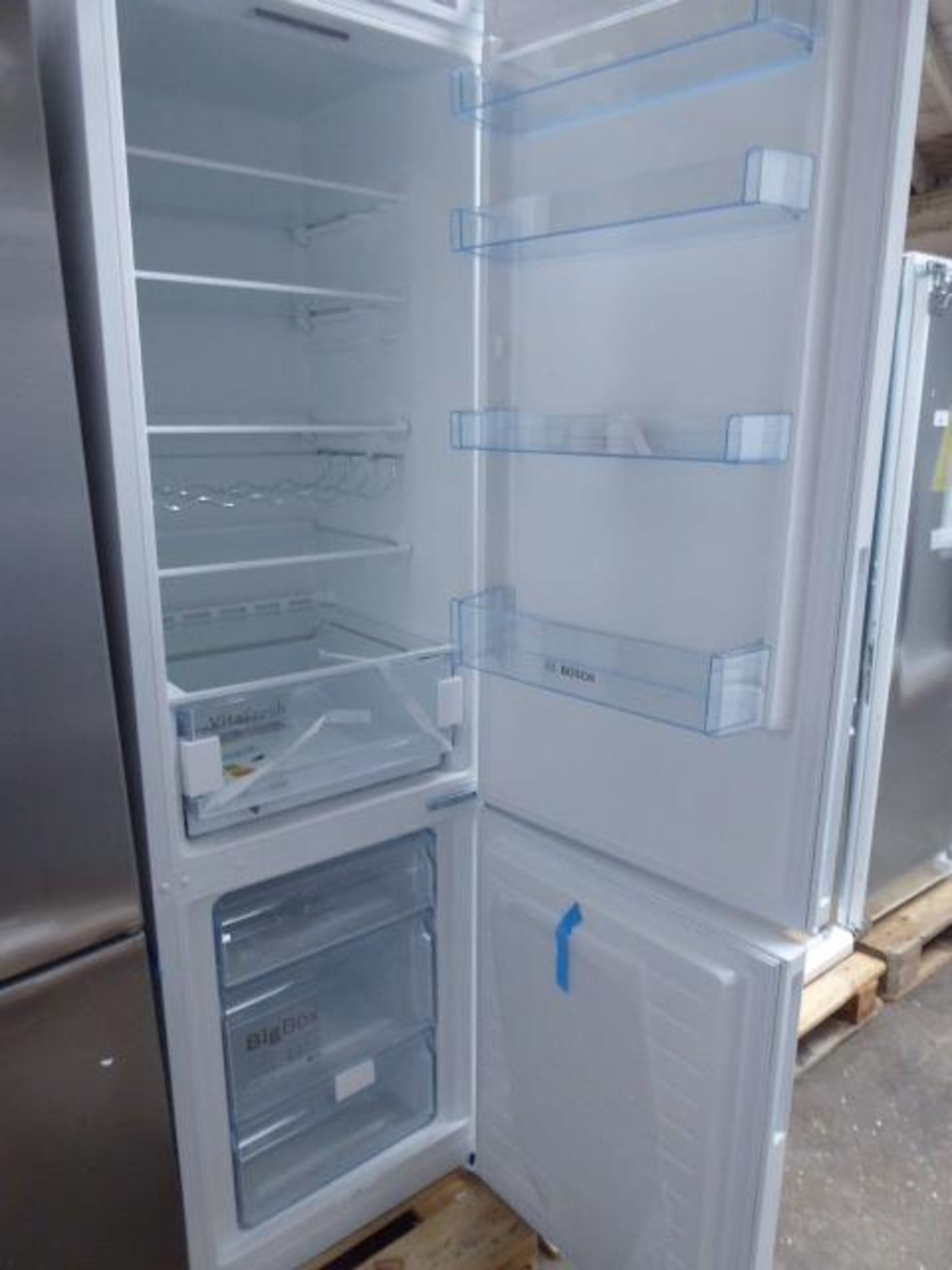 KGV39VWEAGB Bosch Free-standing fridge-freezer - Image 4 of 4