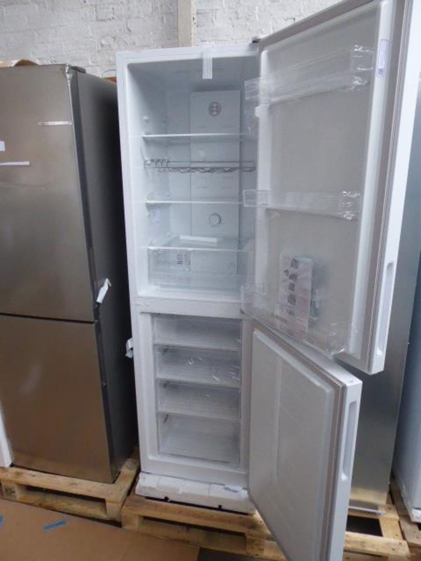 KGN27NWFAGB Bosch Free-standing fridge-freezer - Image 2 of 2