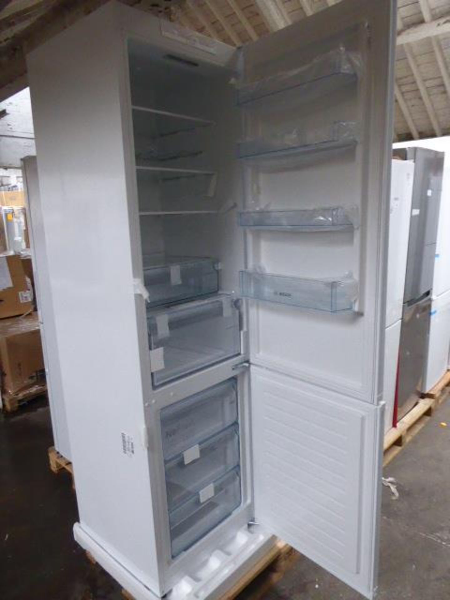 KGN39VWEAGB Bosch Free-standing fridge-freezer - Image 2 of 2