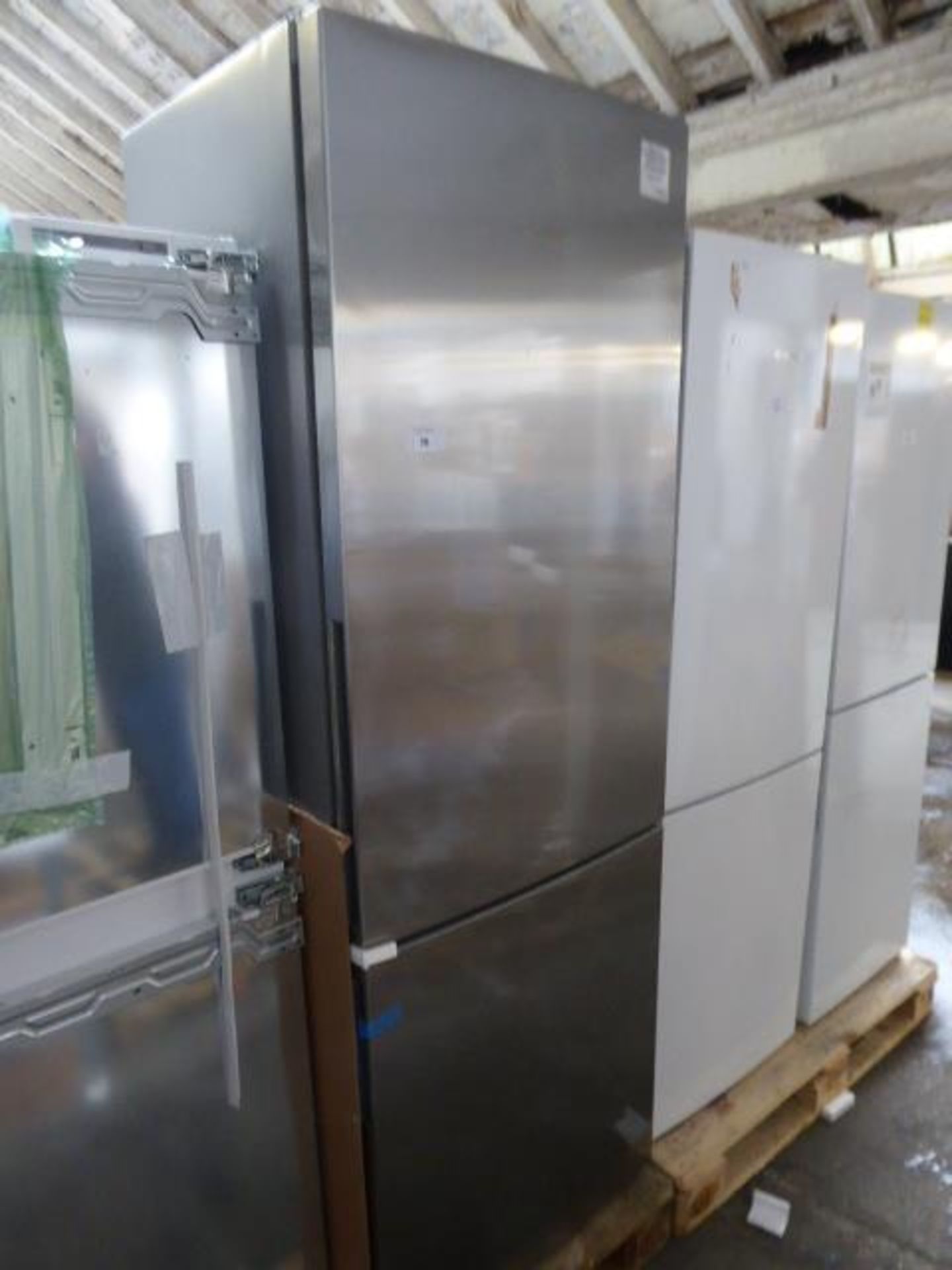 KGE49AICAGB Bosch Free-standing fridge-freezer