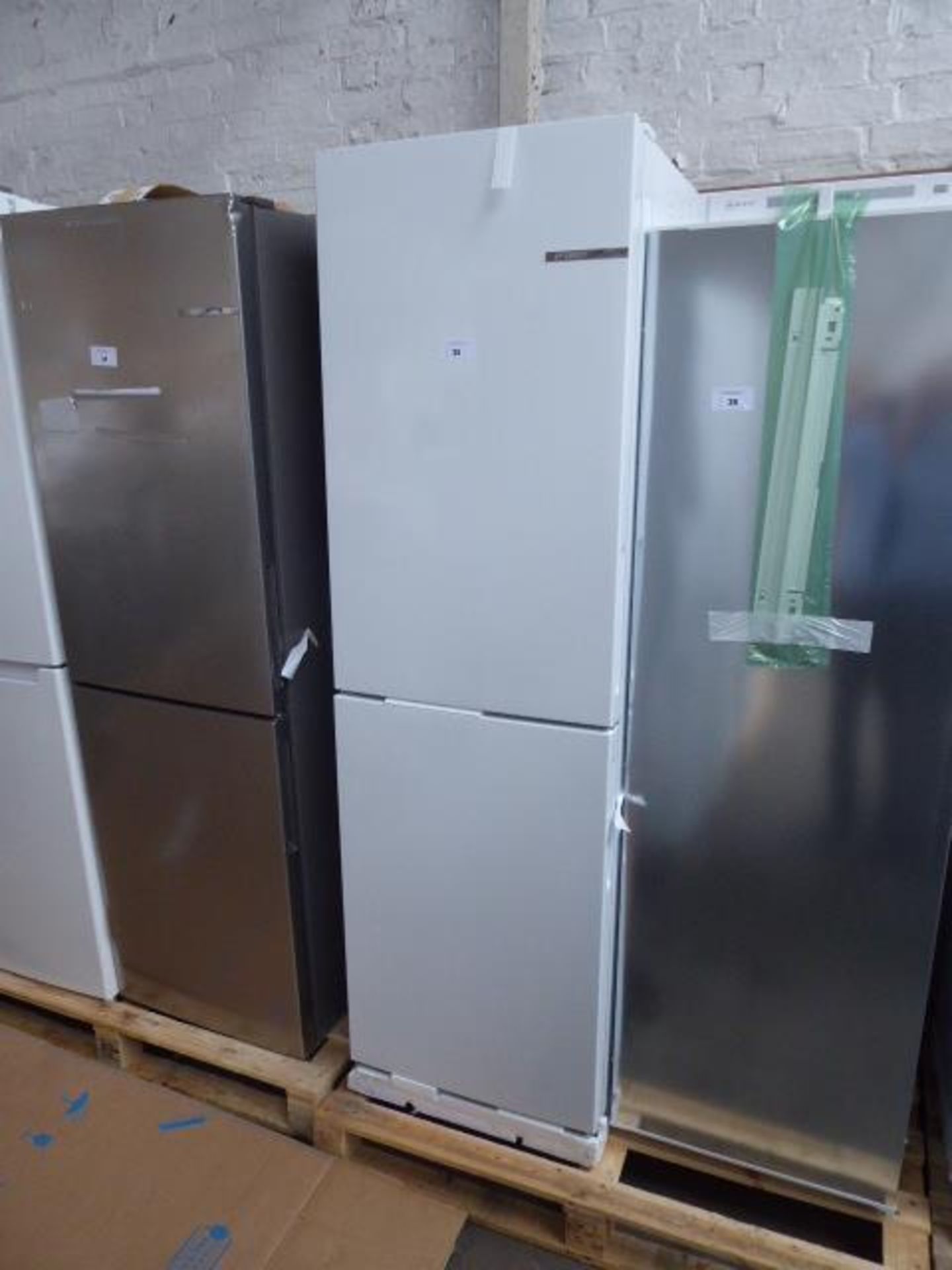 KGN27NWFAGB Bosch Free-standing fridge-freezer