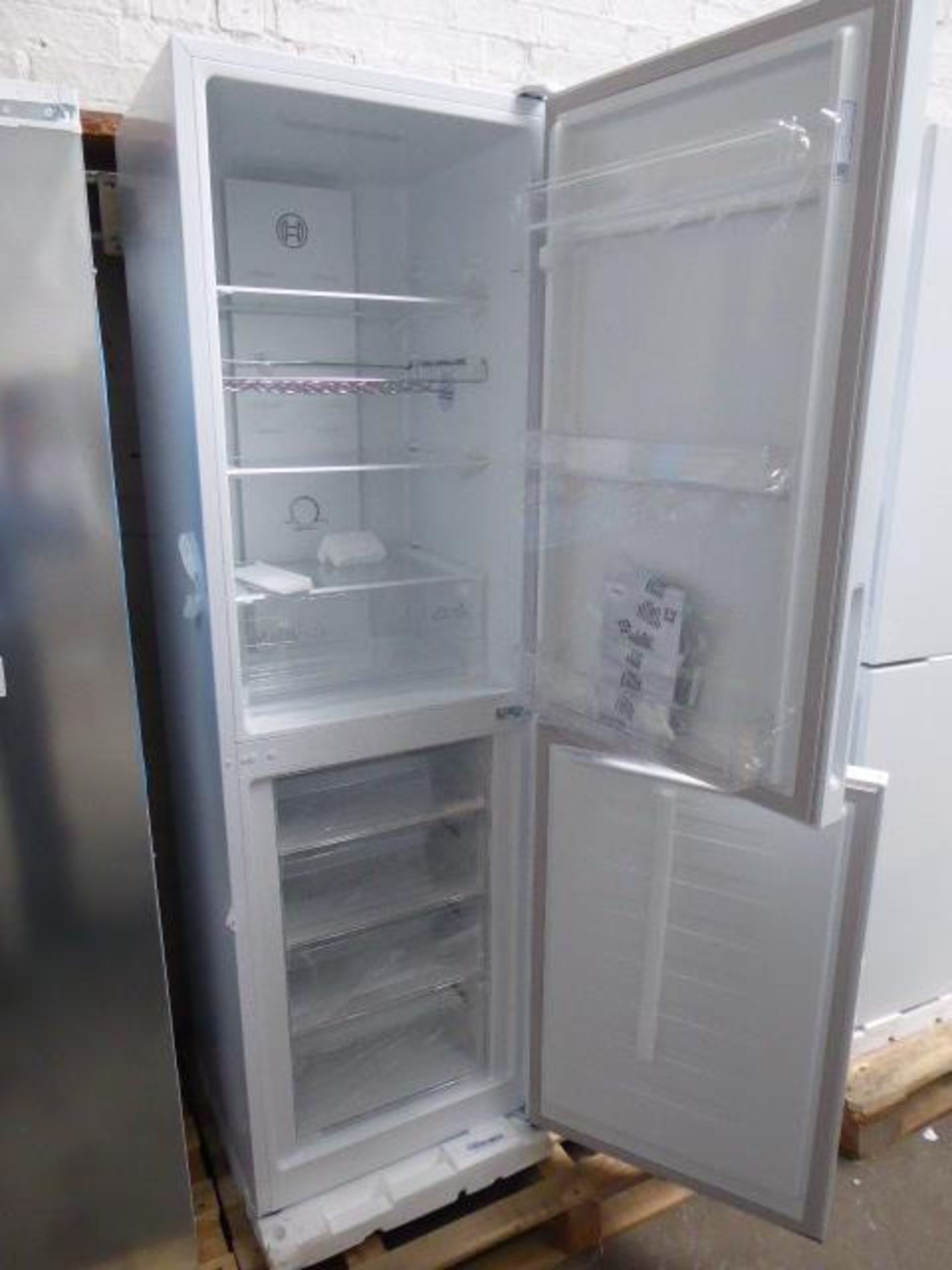 KGN27NWFAGB Bosch Free-standing fridge-freezer - Image 2 of 2